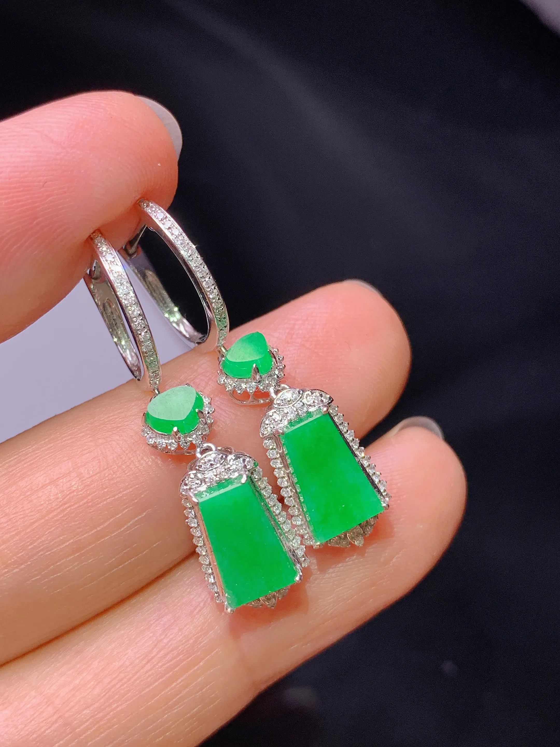 18k金钻镶嵌满绿无事牌耳坠 玉质细腻 色泽艳丽清新 整体尺寸31*8*5.2