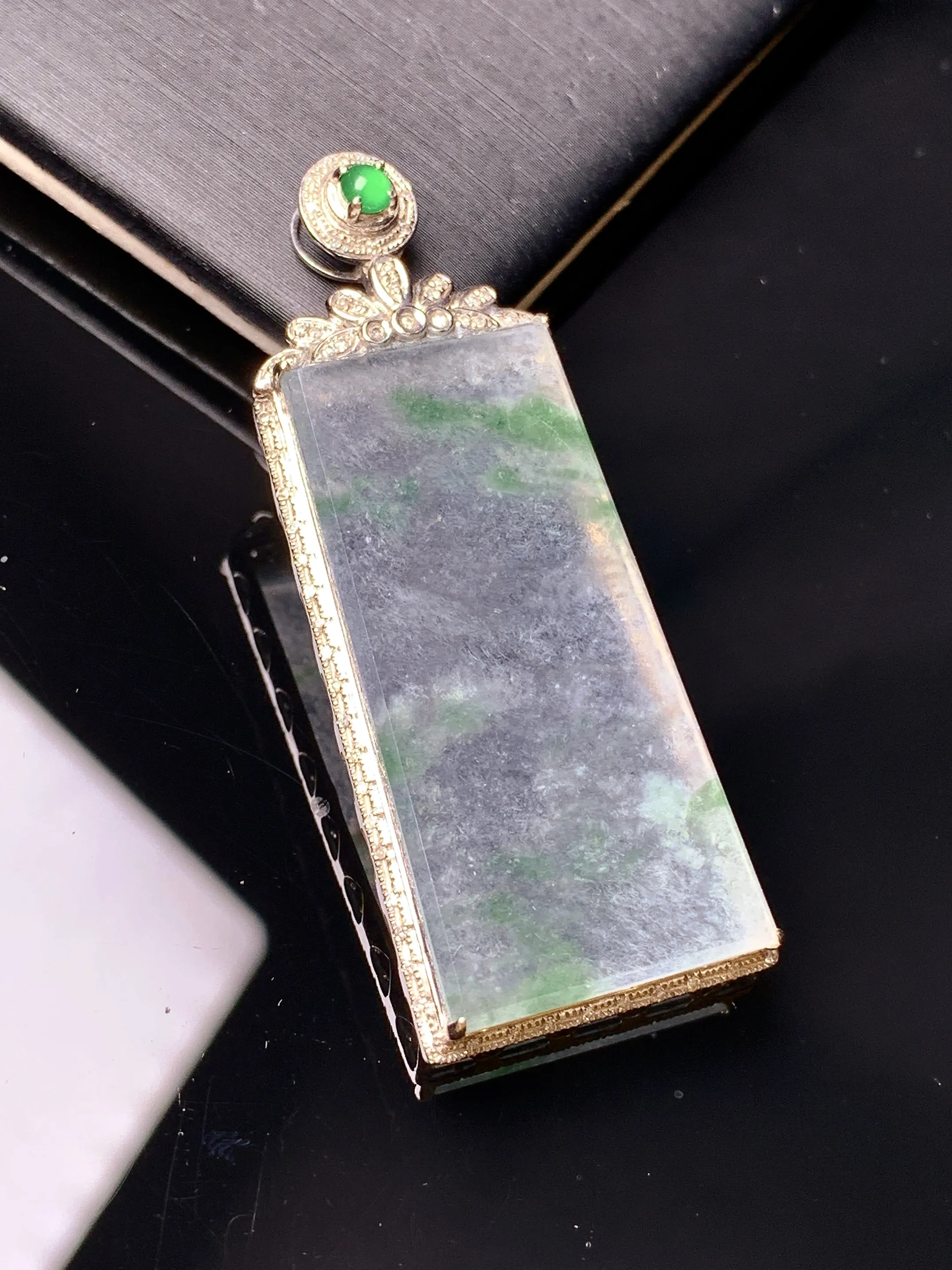 18k金钻镶嵌冰种飘绿无事牌吊坠 玉质细腻 色泽艳丽清新 整体尺寸48.3*19.3*5.5