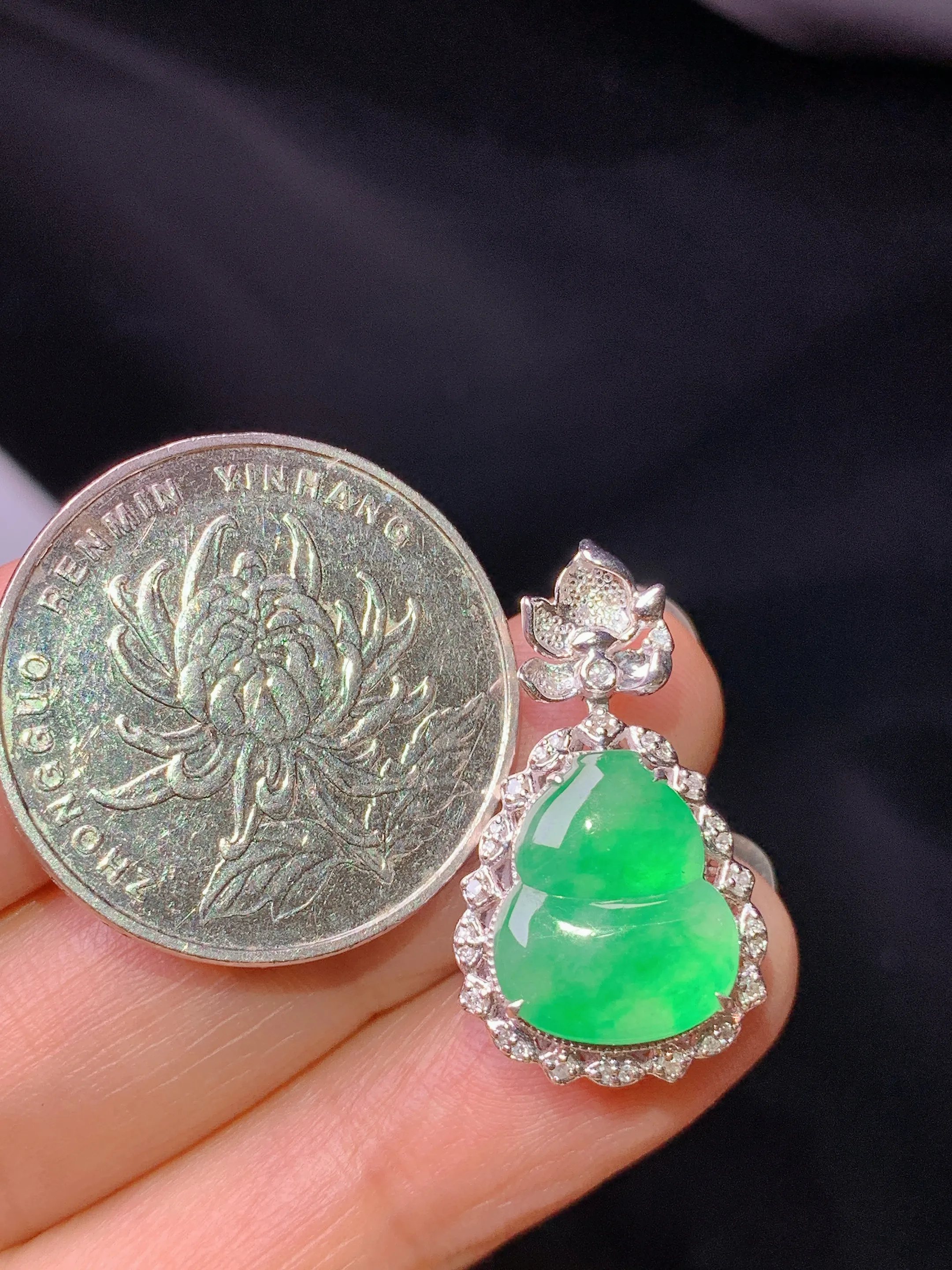 18k金钻镶嵌翠绿葫芦吊坠 玉质细腻 色泽艳丽清新 整体尺寸25.2*14.5*7.7