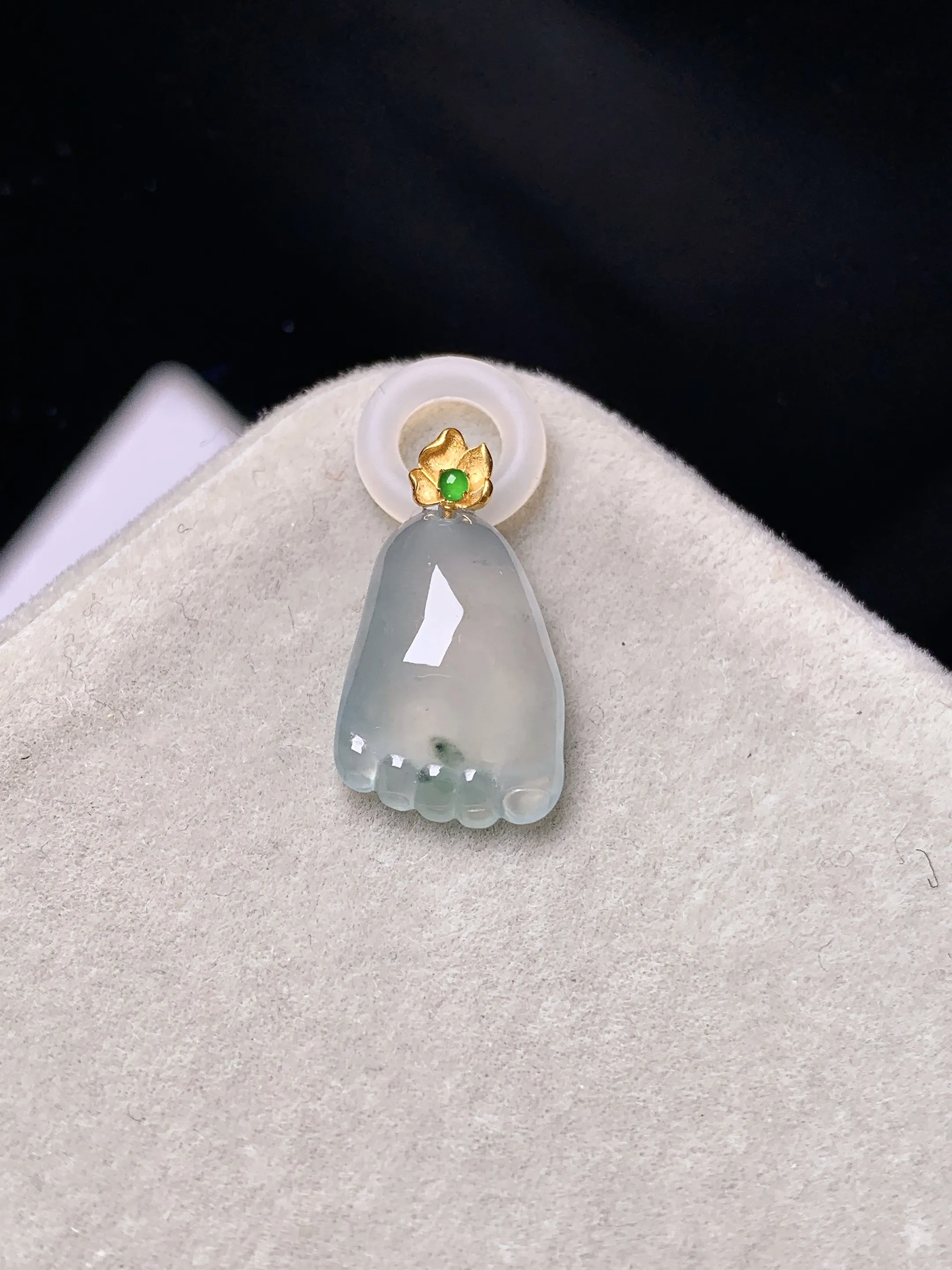 18k金镶嵌冰种小脚丫吊坠 玉质细腻 色泽艳丽清新 整体尺寸18.3*18*4.8