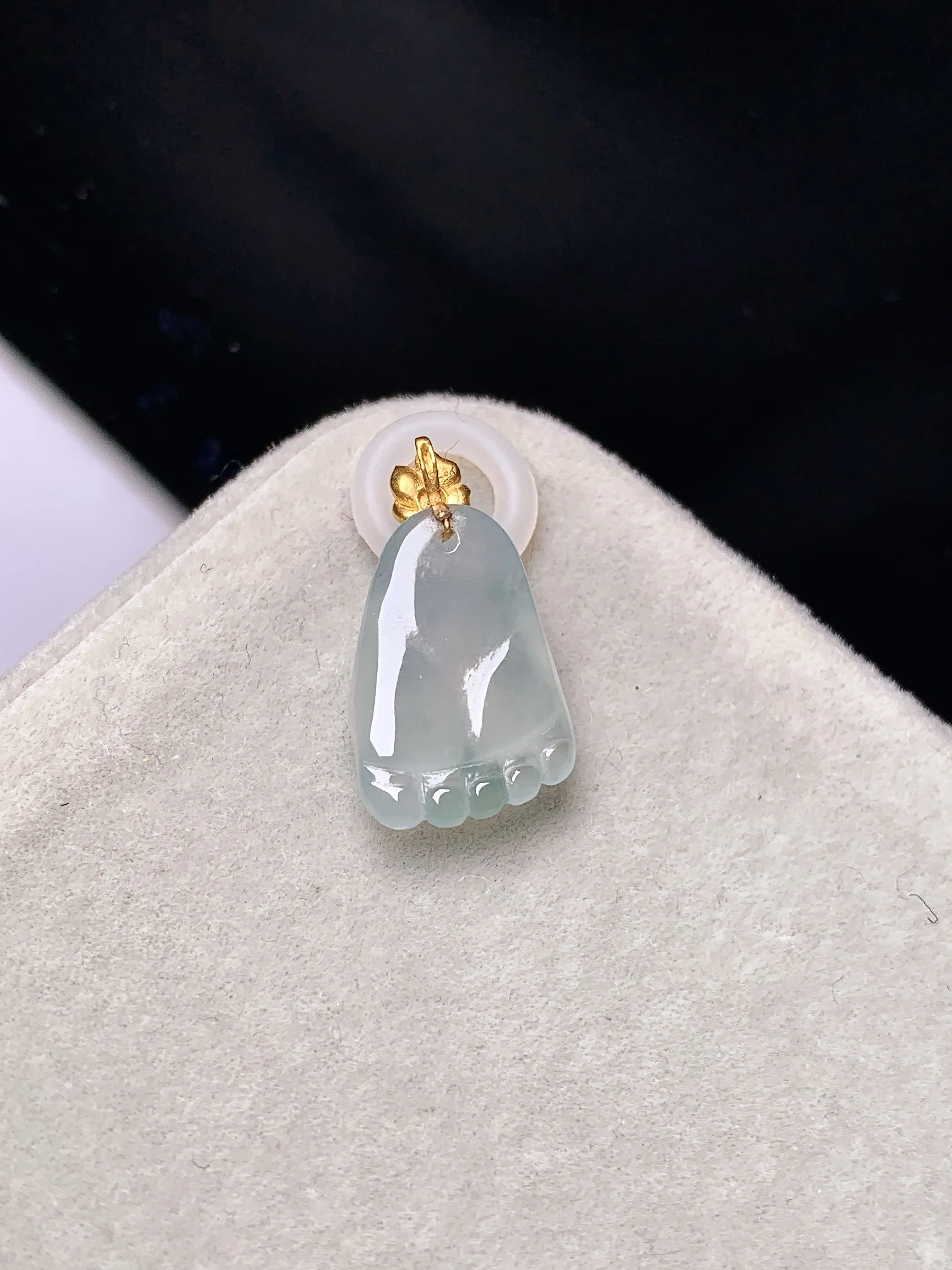 18k金镶嵌冰种小脚丫吊坠 玉质细腻 色泽艳丽清新 整体尺寸18.3*18*4.8