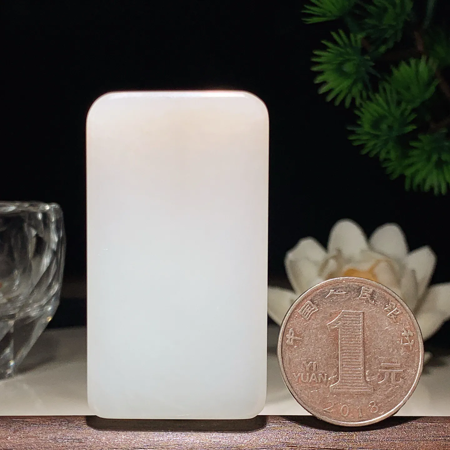 新疆和田玉白玉且末糖羊脂平安无事挂件 尺寸54/30/11重52.7克。玉质细腻油润。手推出油。佩戴高端典雅。lt260207