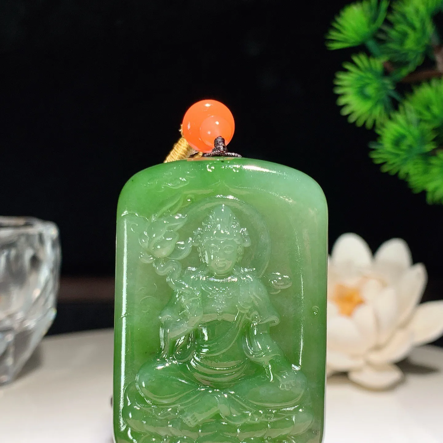 和田玉阳绿俄罗斯碧玉观音挂件。尺寸52/34/12重55.5克。玉质细腻油润。手推出油。佩戴高端典雅。lt260206