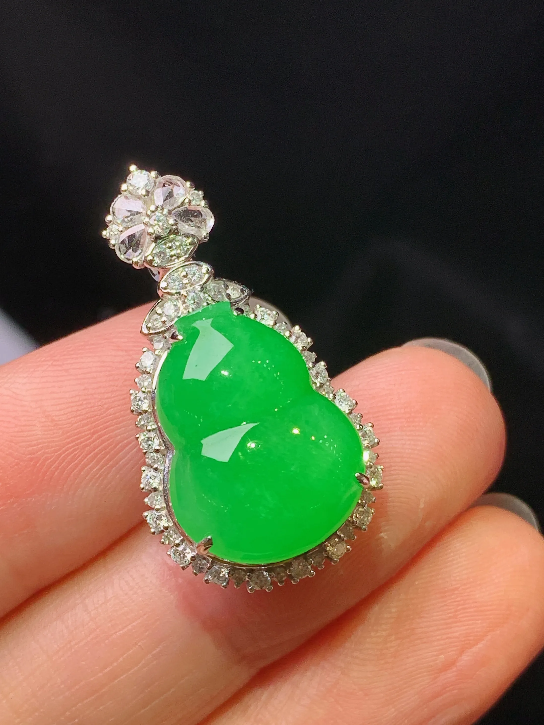 18k金钻镶嵌满绿葫芦吊坠 玉质细腻 色泽艳丽清新 整体尺寸28.3*15.8*11.6