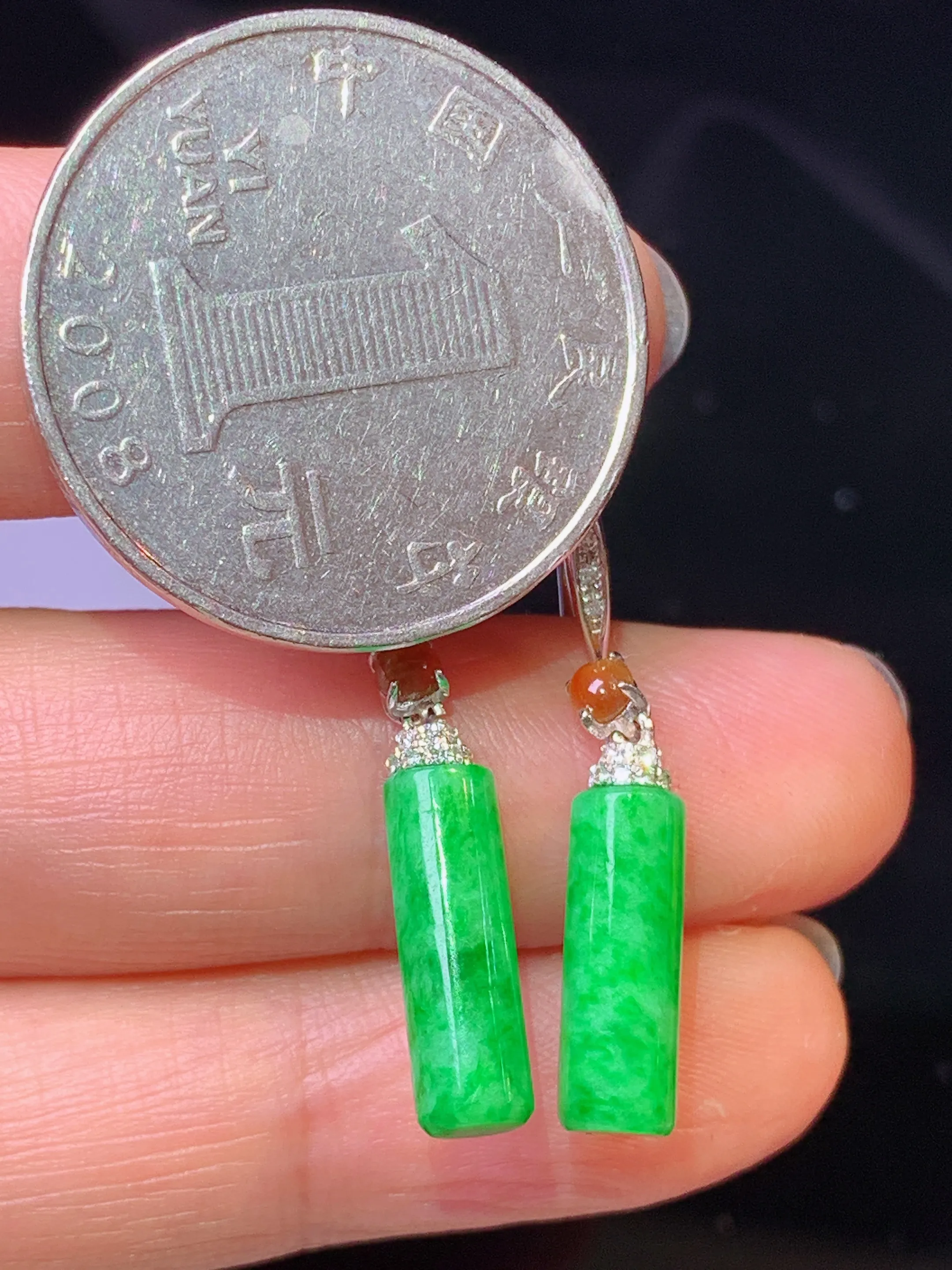 18k金钻镶嵌翠绿玉柱耳坠 玉质细腻 色泽艳丽清新 整体尺寸31*4.8