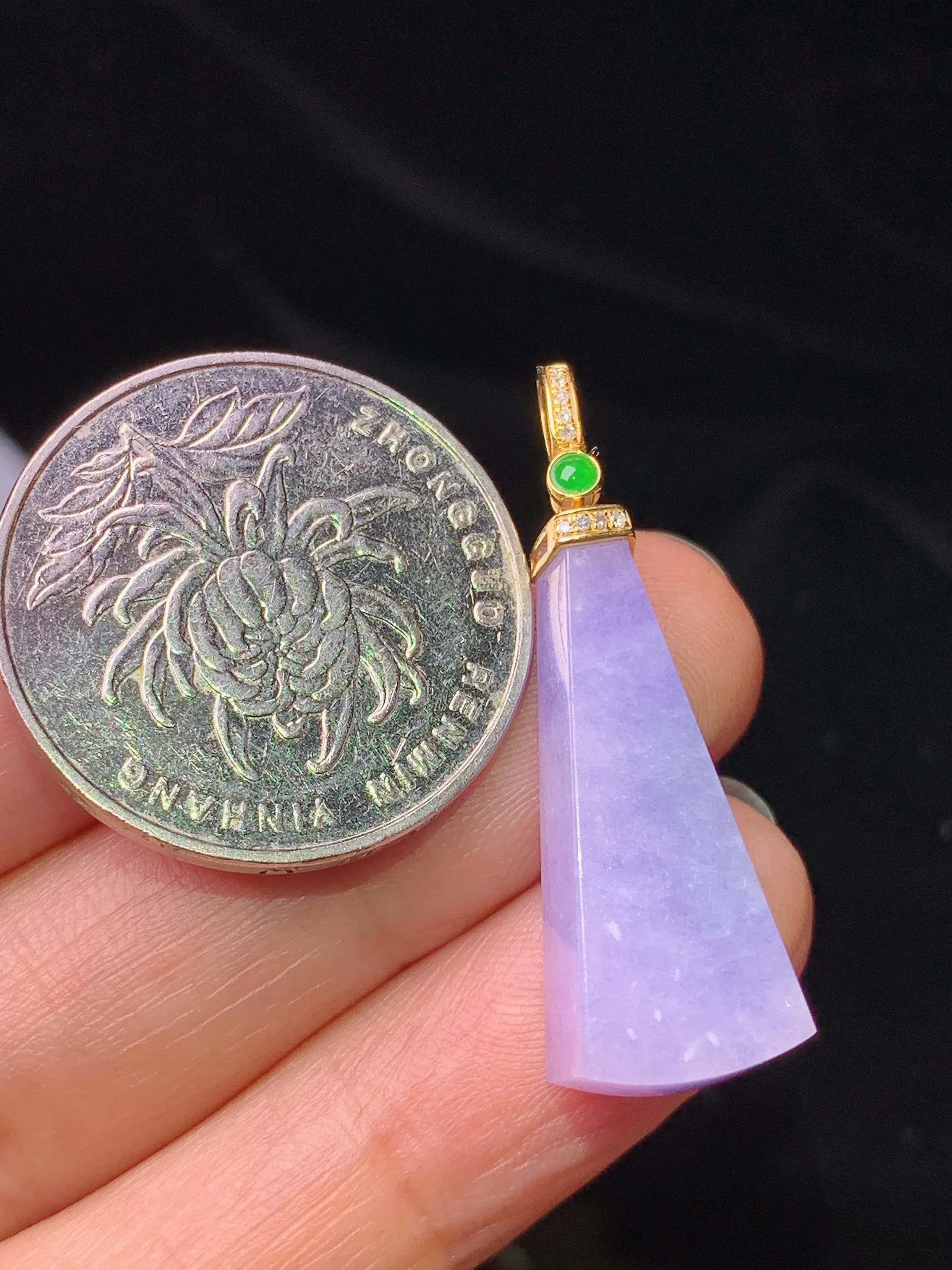 18k金钻镶嵌紫罗兰无事牌吊坠 玉质细腻 色泽艳丽清新 整体尺寸34.2*11.6*6