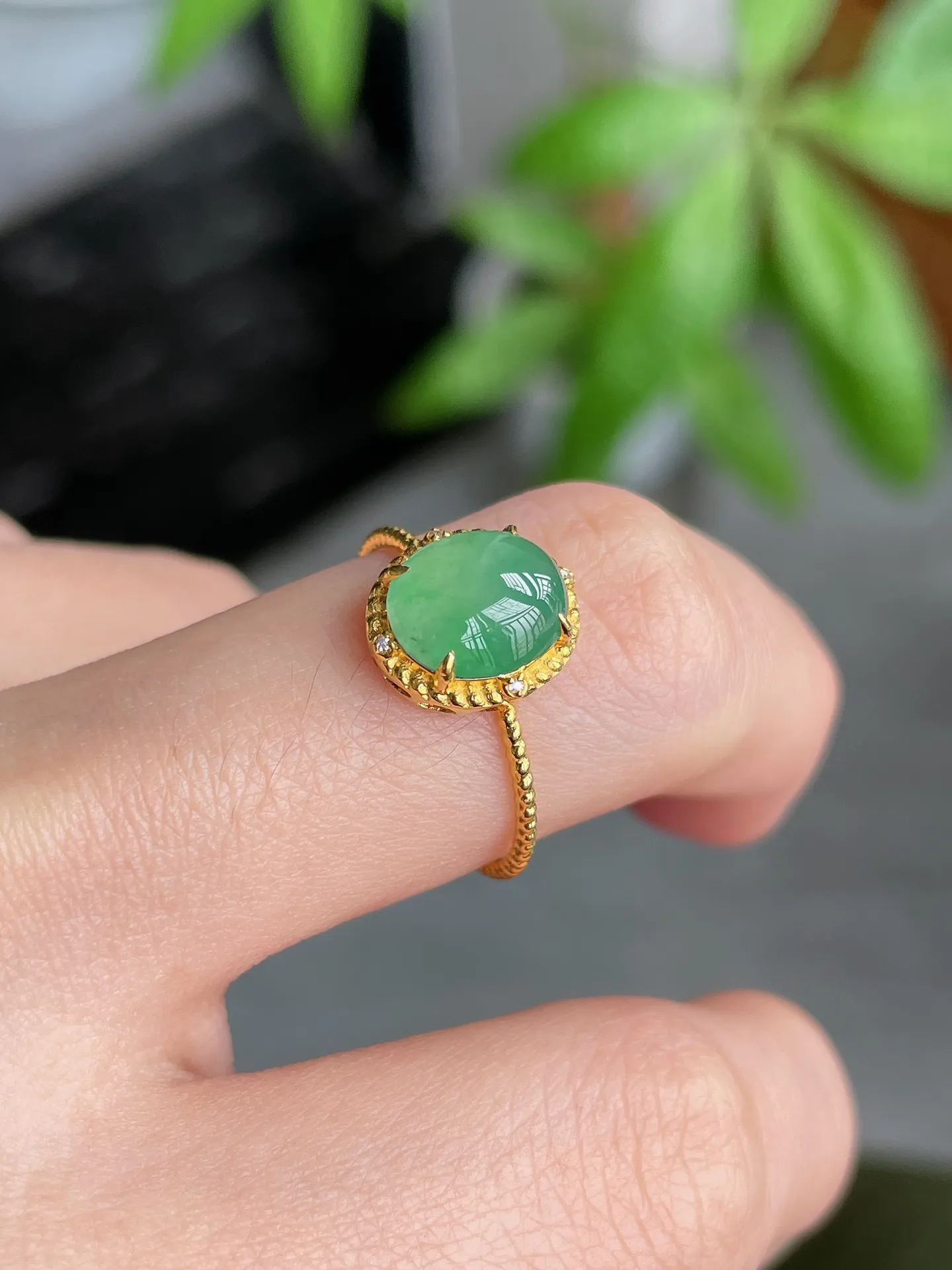 18k金钻镶冰胶绿蛋戒指
裸石8.5-7.3-3mm
S51