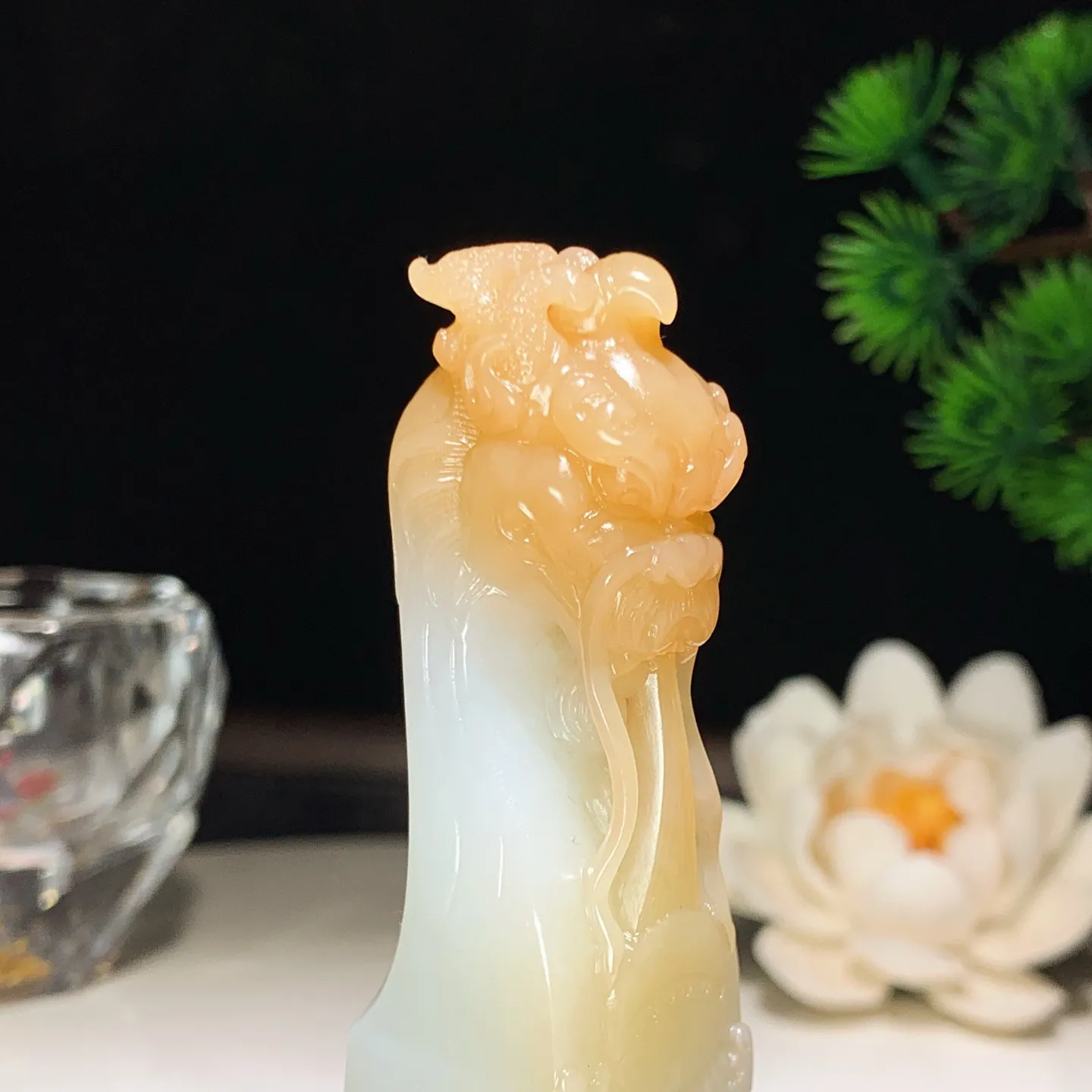 新疆和田玉羊脂白且末糖龙佑一方印章 尺寸69/20/20重55克。玉质细腻油润。手推出油。佩戴高端典雅。lt260207