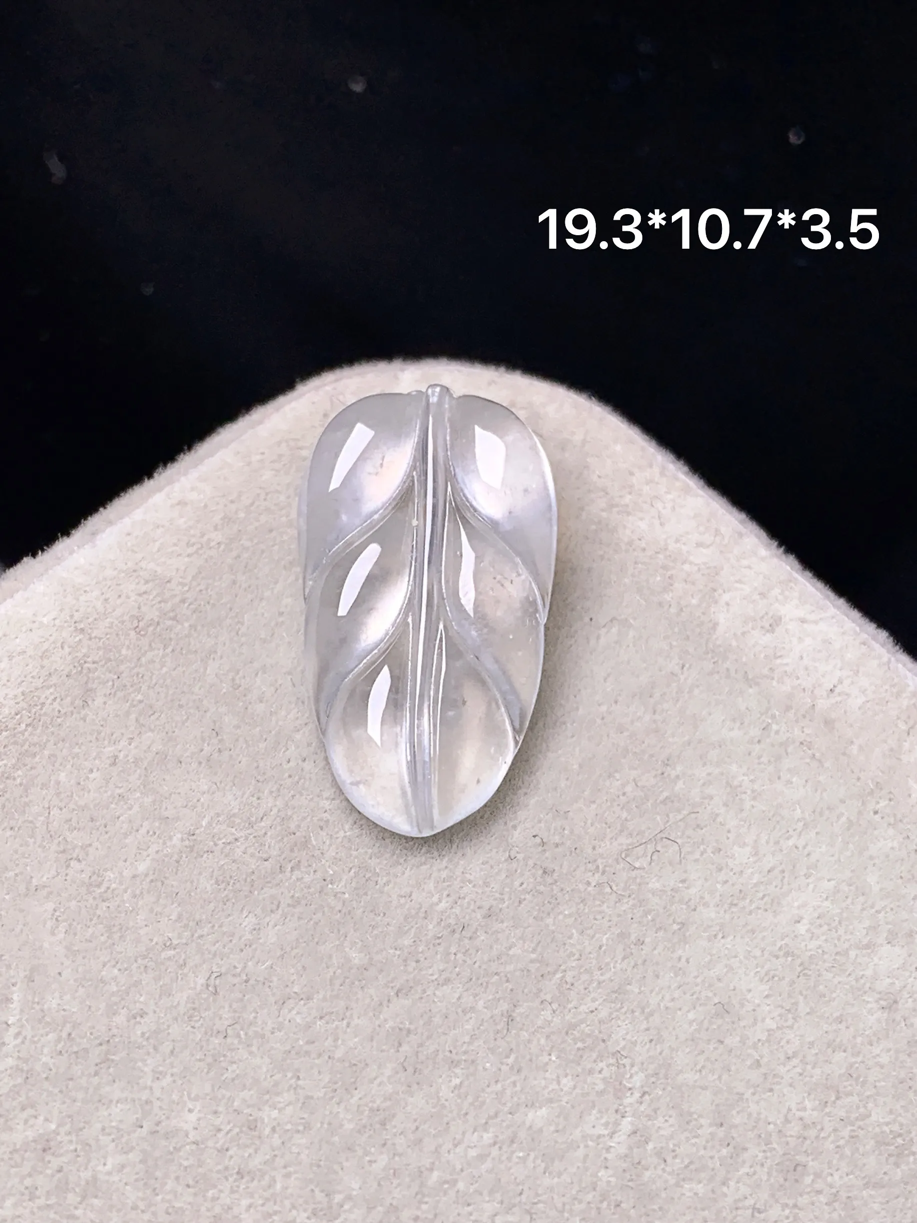 镶嵌款 冰种树叶吊坠 玉质细腻 色泽艳丽清新 整体尺寸19.3*10.7*3.5