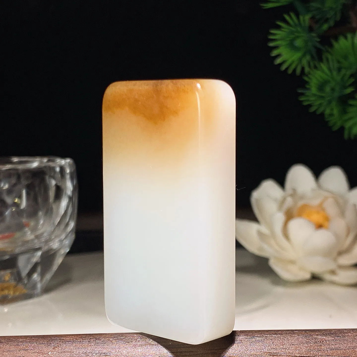 新疆和田玉白玉且末糖羊脂平安无事挂件 尺寸54/30/11重52.7克。玉质细腻油润。手推出油。佩戴高端典雅。lt260207