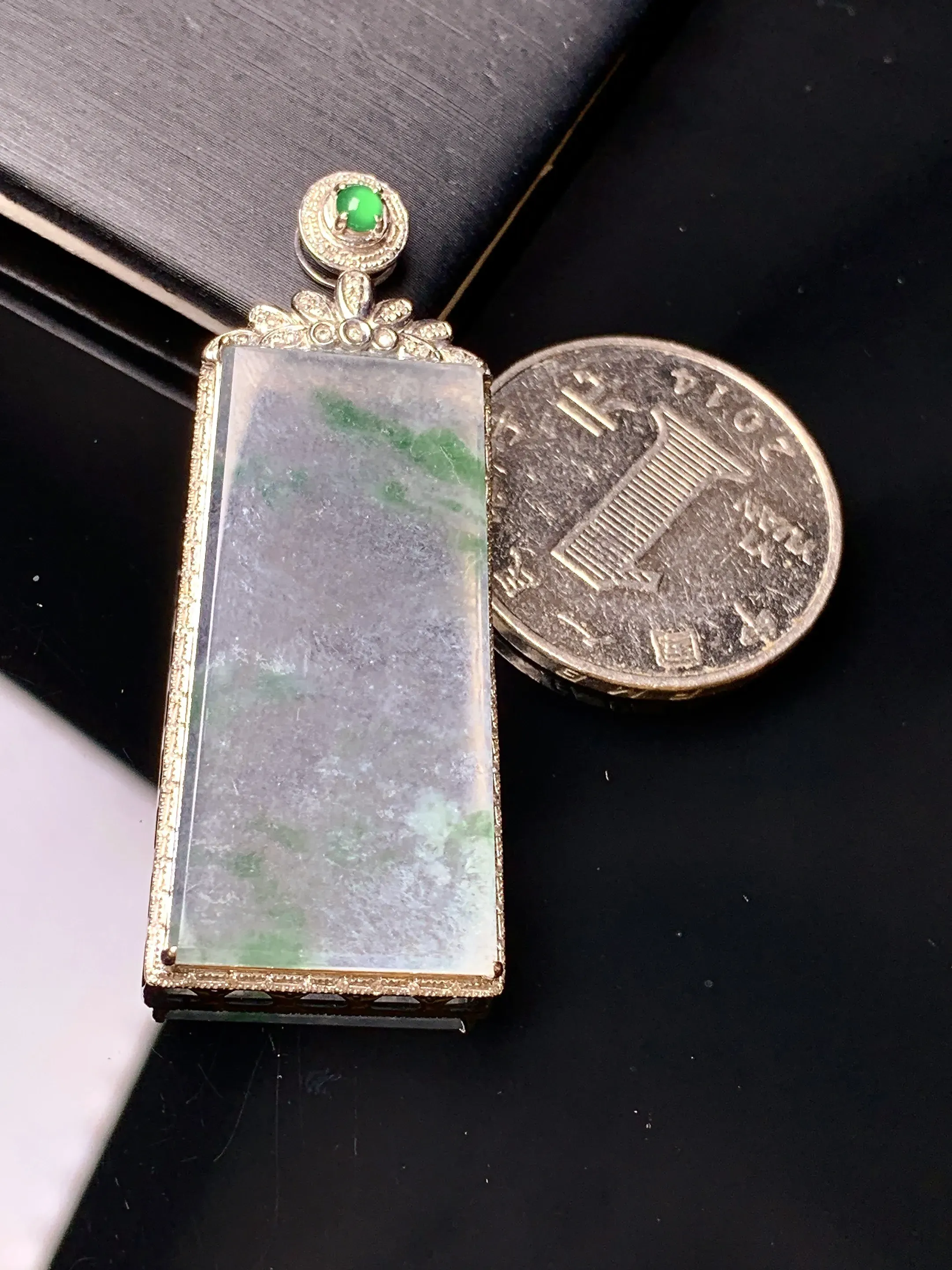 18k金钻镶嵌冰种飘绿无事牌吊坠 玉质细腻 色泽艳丽清新 整体尺寸48.3*19.3*5.5