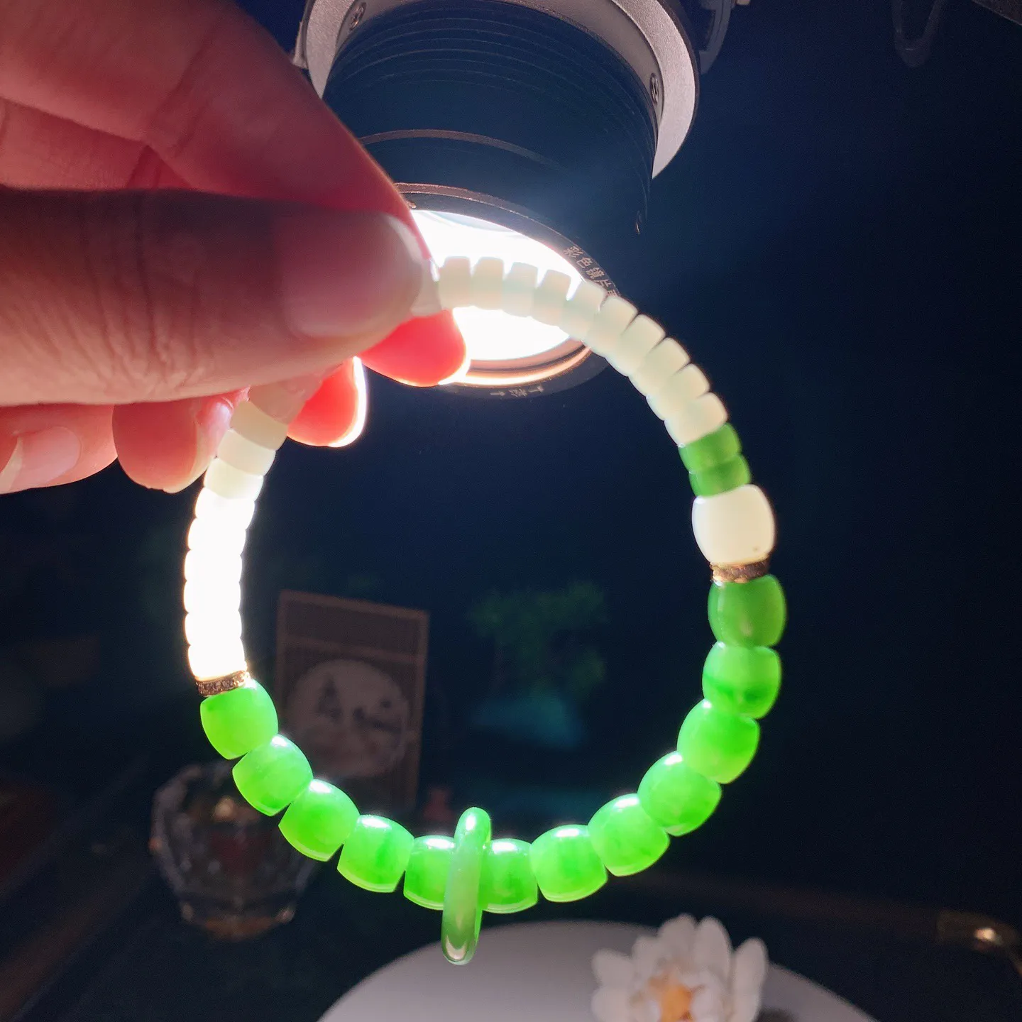 和田玉鲜阳绿俄罗斯碧玉直切手串 单颗尺寸7/8重21克。玉质细腻油润。手推出油。佩戴高端典雅。lt260206