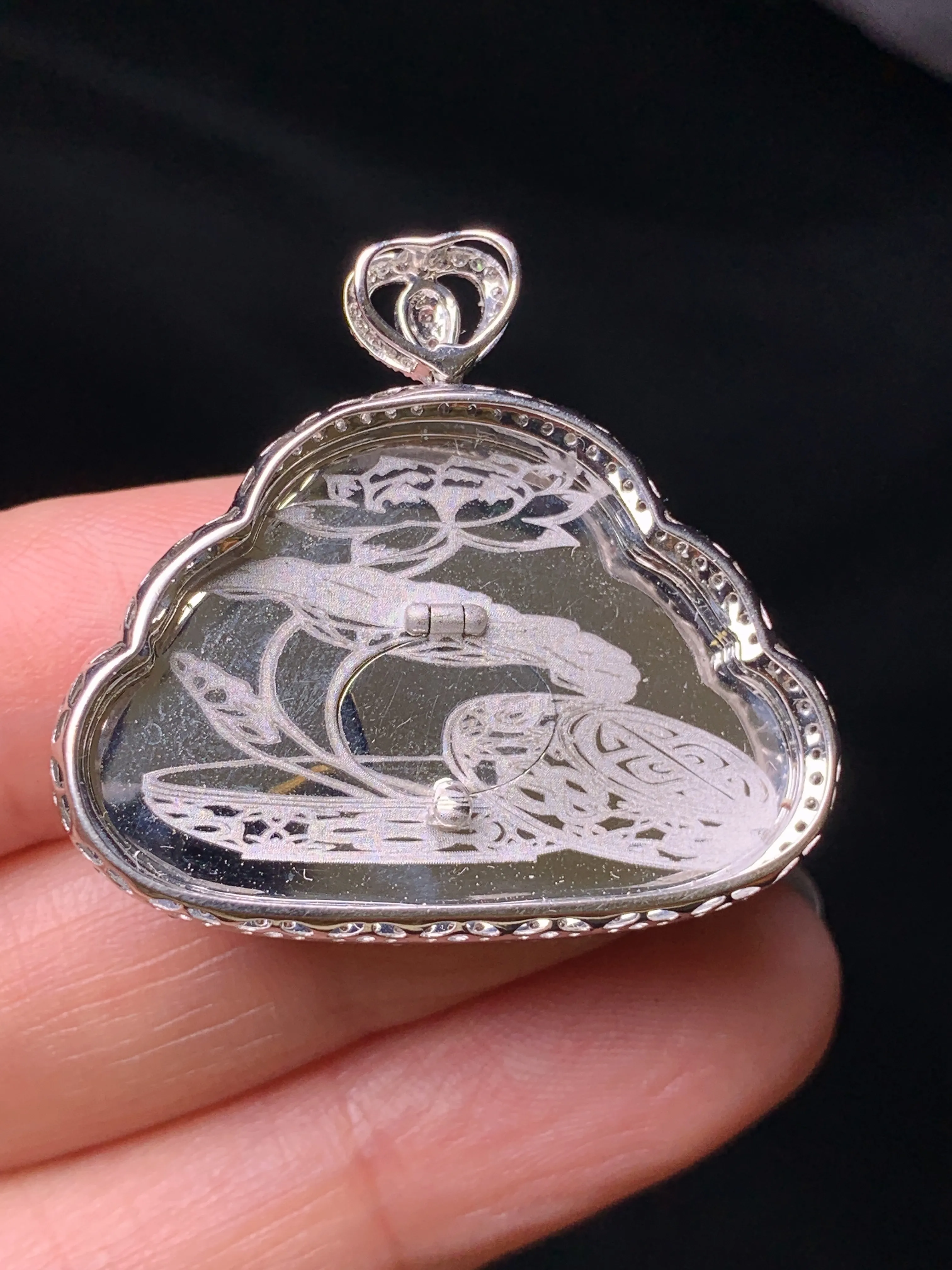 18k金钻镶嵌冰种飘绿佛公吊坠 玉质细腻 色泽艳丽清新 整体尺寸29.2*32*8.8