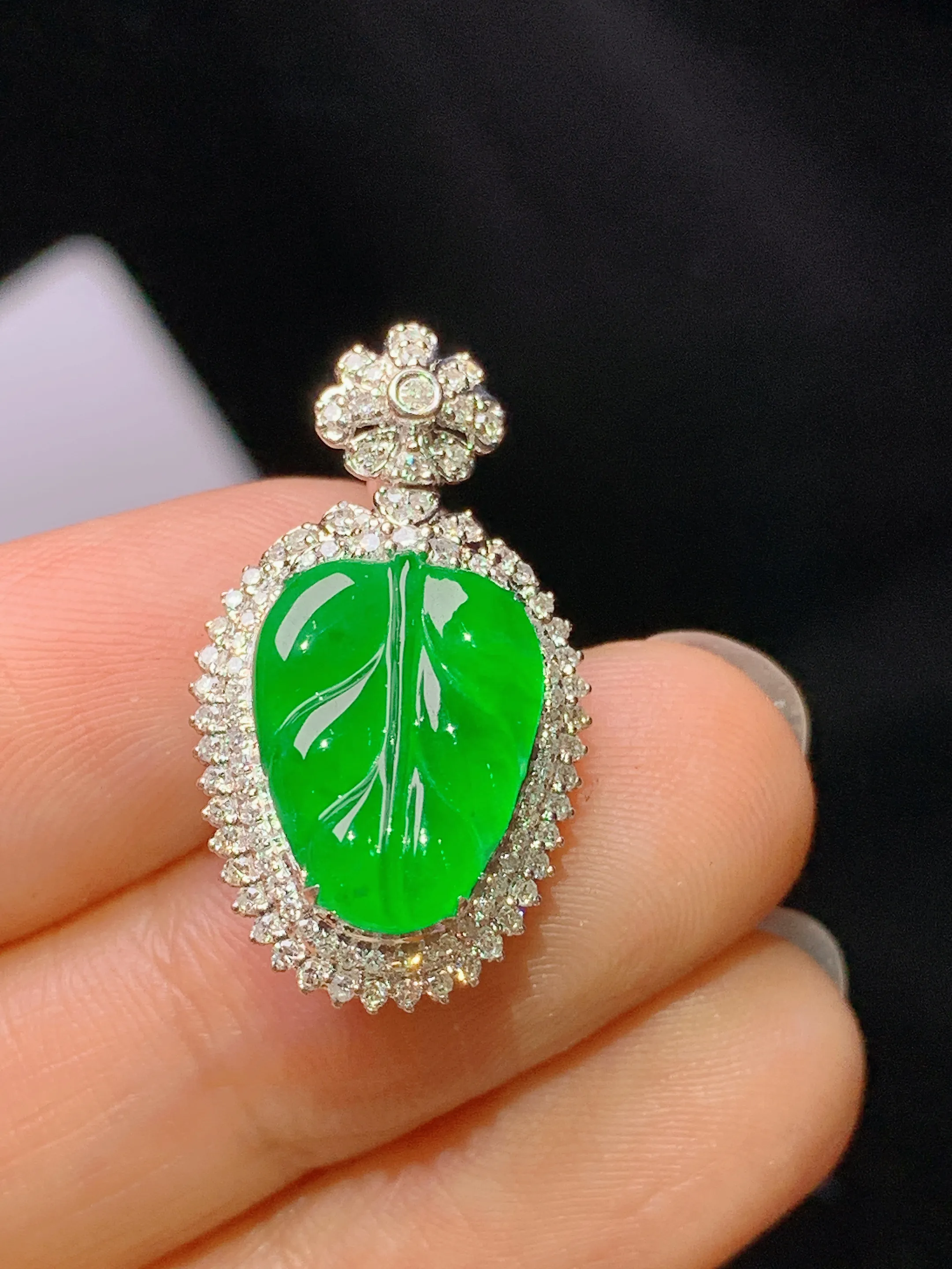 18k金钻镶嵌满绿树叶吊坠 玉质细腻 色泽艳丽清新 整体尺寸25.5*14.3*8.8