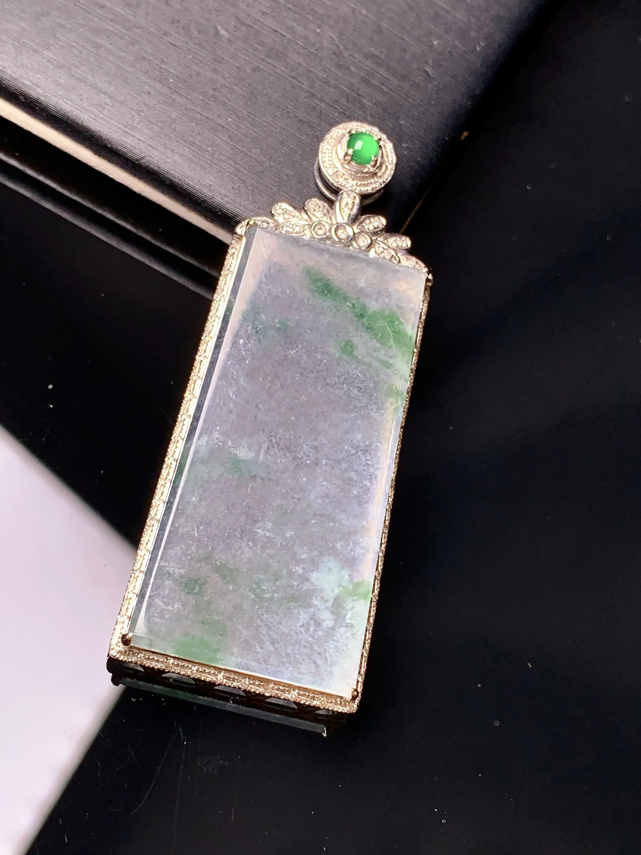 18k金钻镶嵌冰种飘绿无事牌吊坠 玉质细腻 色泽艳丽清新 整体尺寸48.3*19.3*5.5