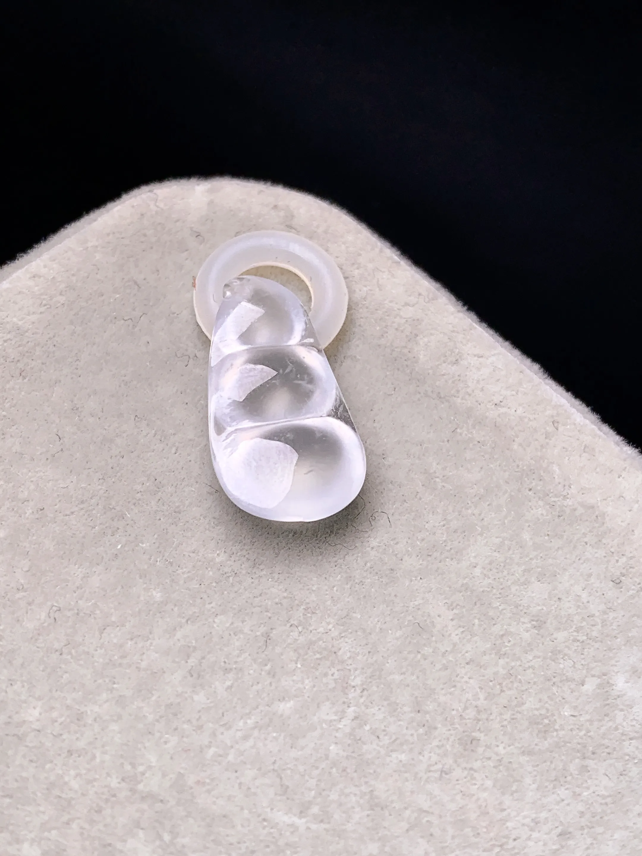 冰种四季豆吊坠 玉质细腻 色泽艳丽清新 整体尺寸15.2*8.3*4