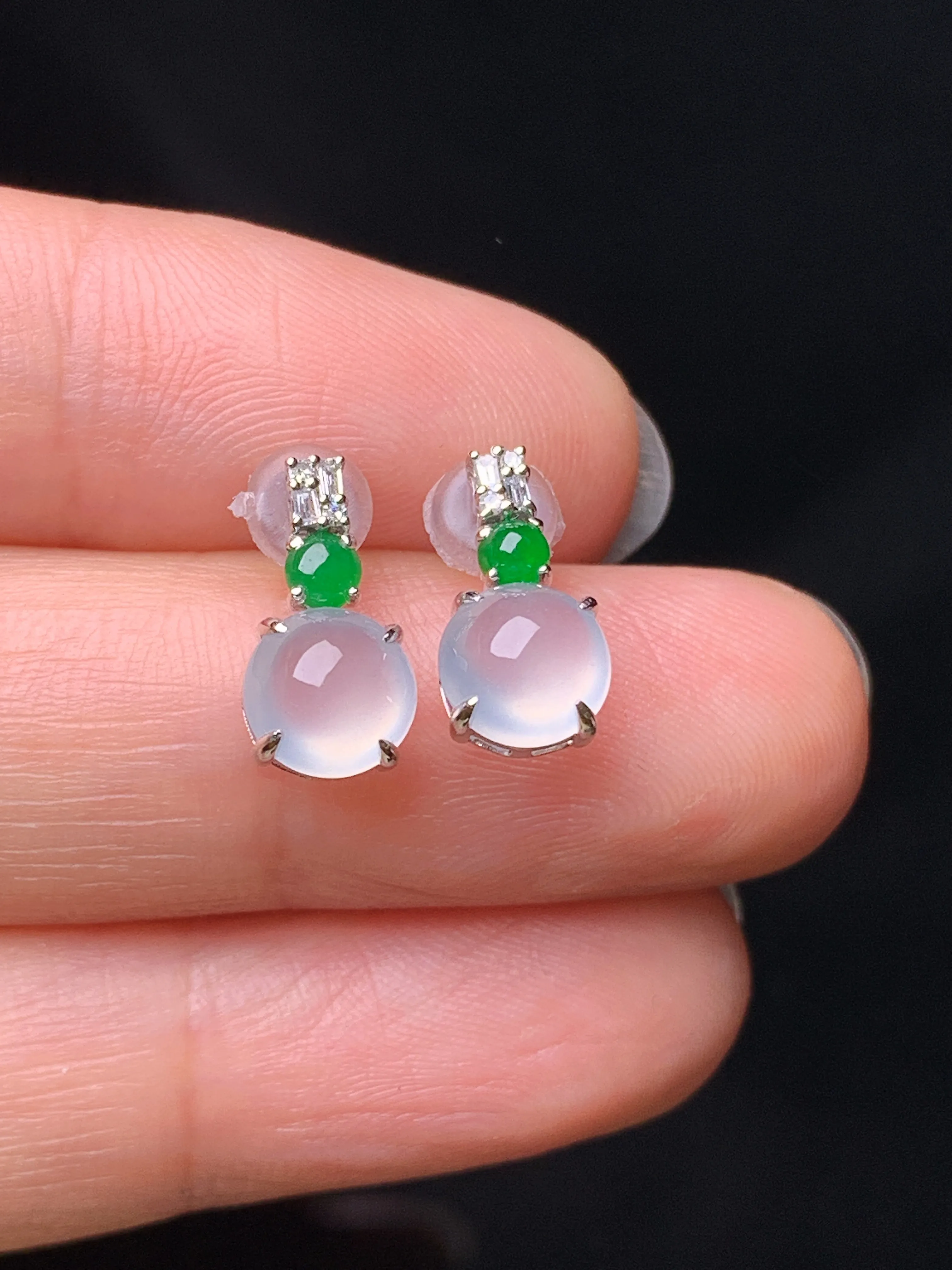 18k金钻镶嵌冰种蛋面耳钉 玉质细腻 色泽艳丽清新 整体尺寸12*6.3*5