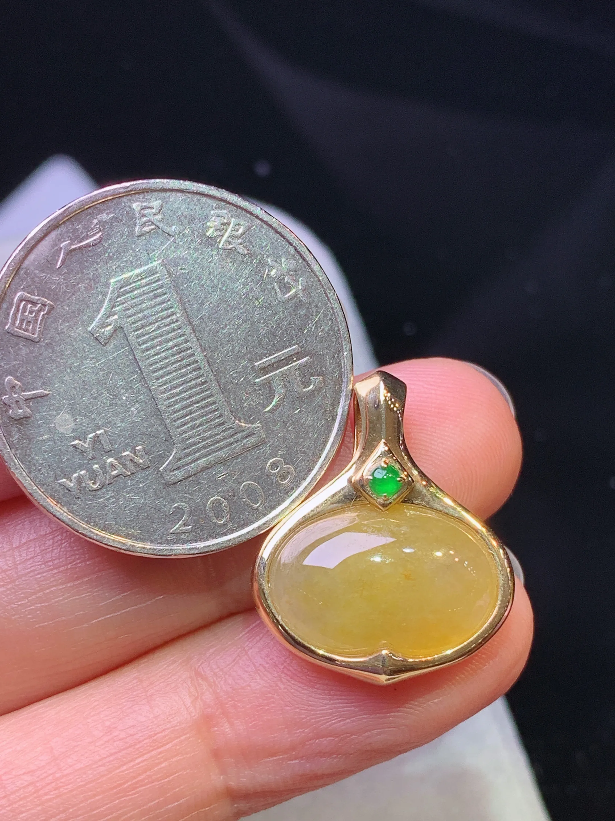 18k金黄翡心形蛋面镶嵌吊坠 玉质细腻 色泽艳丽清新 整体尺寸21*17.5*6