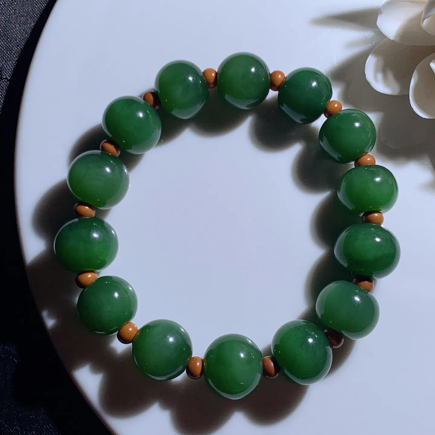 和田玉鲜阳绿俄罗斯碧玉苹果珠手串 单颗尺寸12/14重62克。玉质细腻油润。手推出油。佩戴高端典雅。