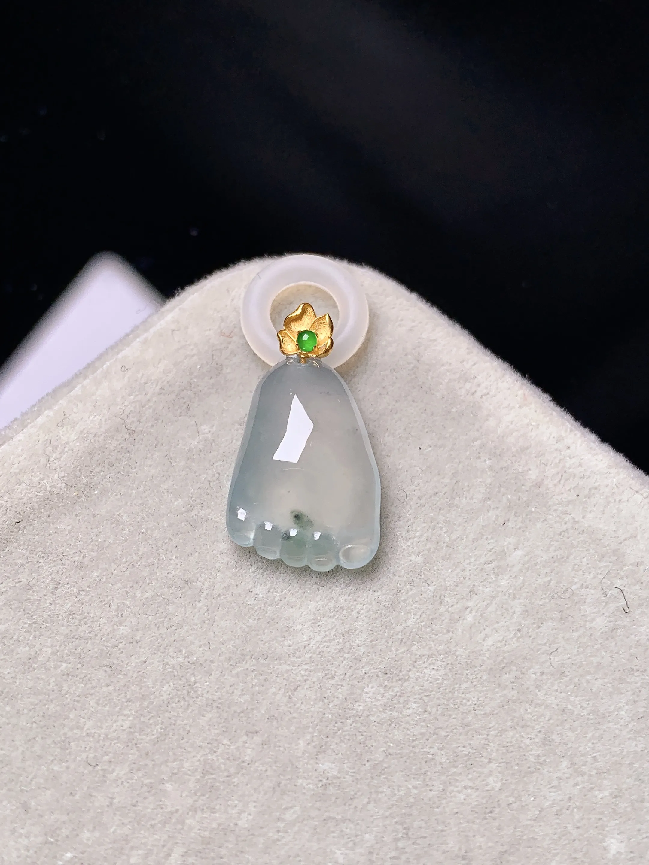 18k金镶嵌冰种小脚丫吊坠 玉质细腻 色泽艳丽清新 整体尺寸18.3*18*4.8