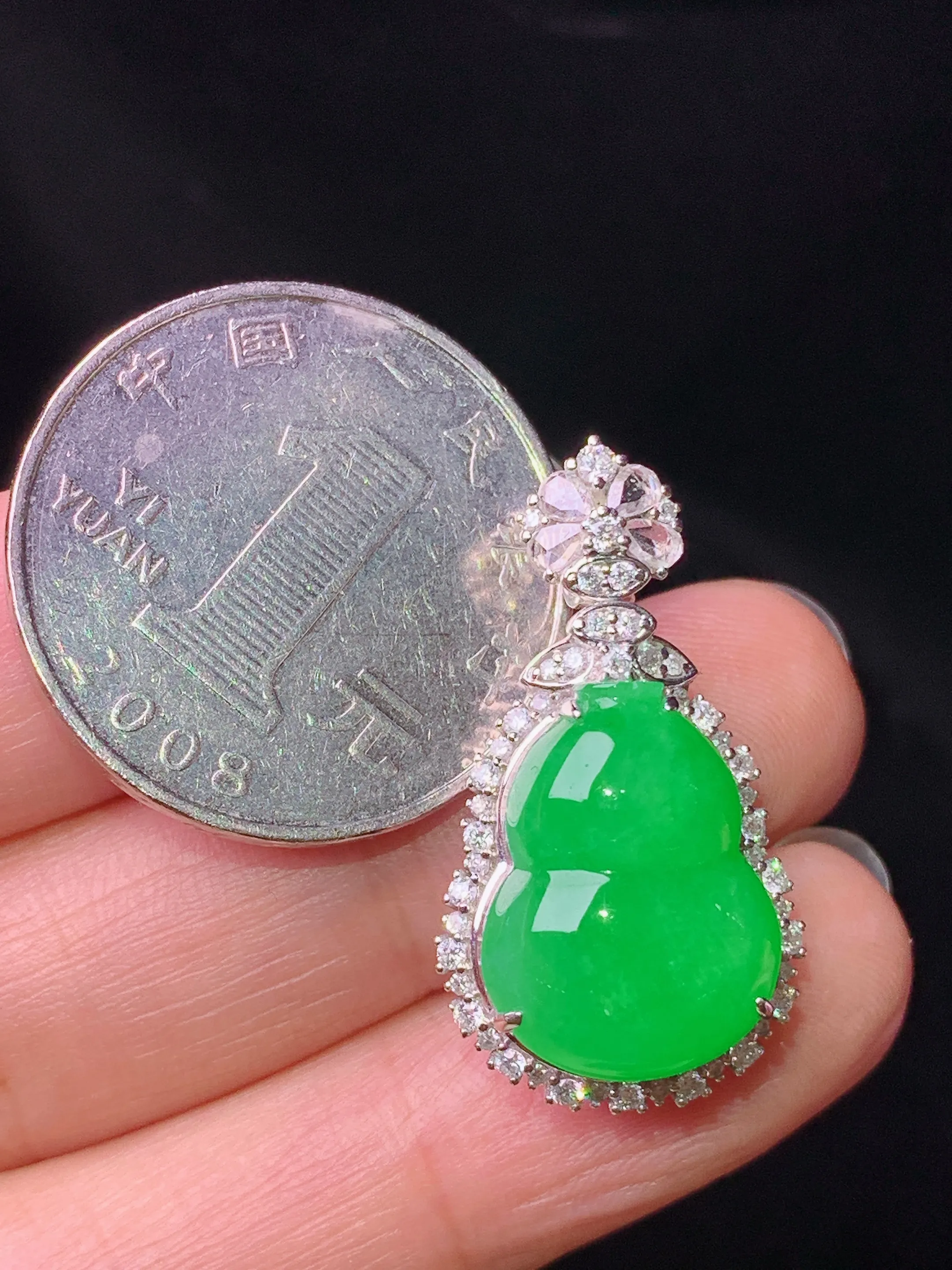 18k金钻镶嵌满绿葫芦吊坠 玉质细腻 色泽艳丽清新 整体尺寸28.3*15.8*11.6