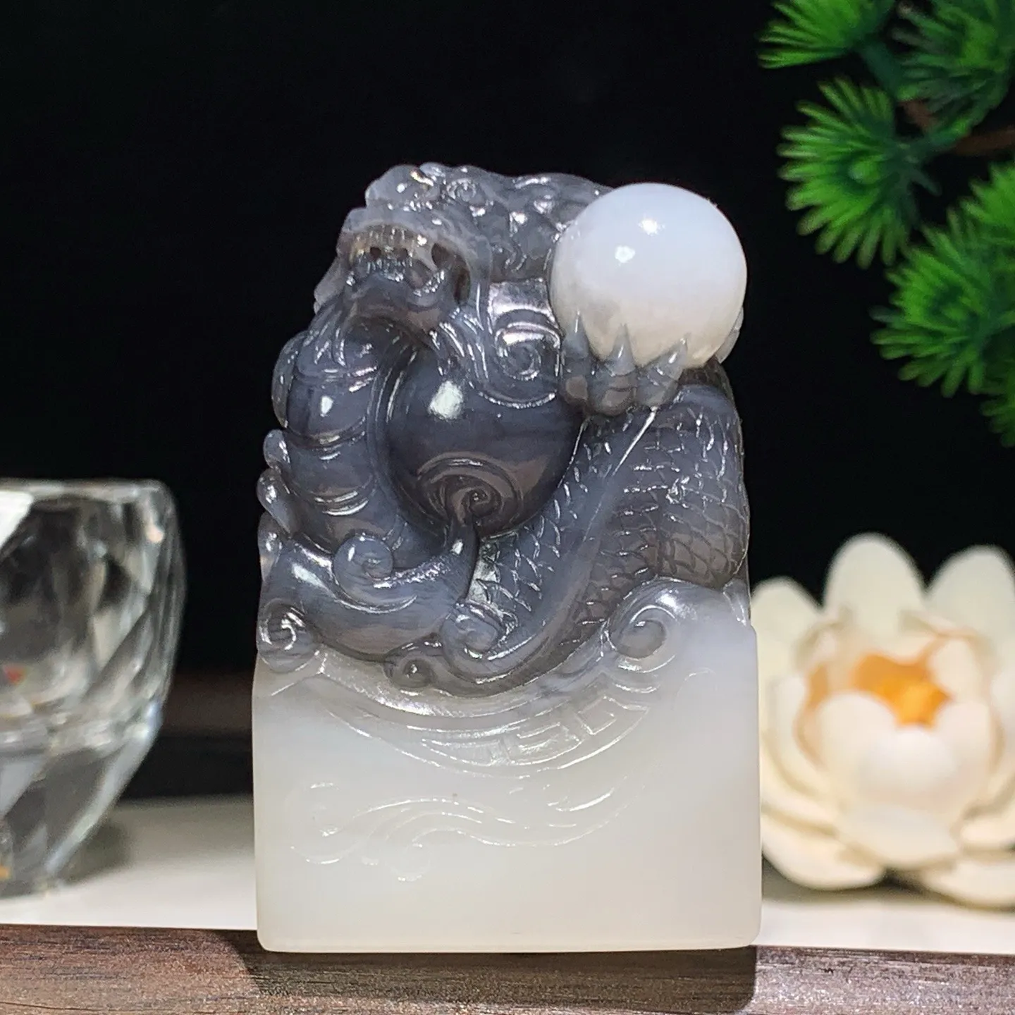 新疆和田玉羊脂白籽料青花龙佑一方印章 尺寸56/36/20重98.5克。玉质细腻油润。手推出油。佩戴