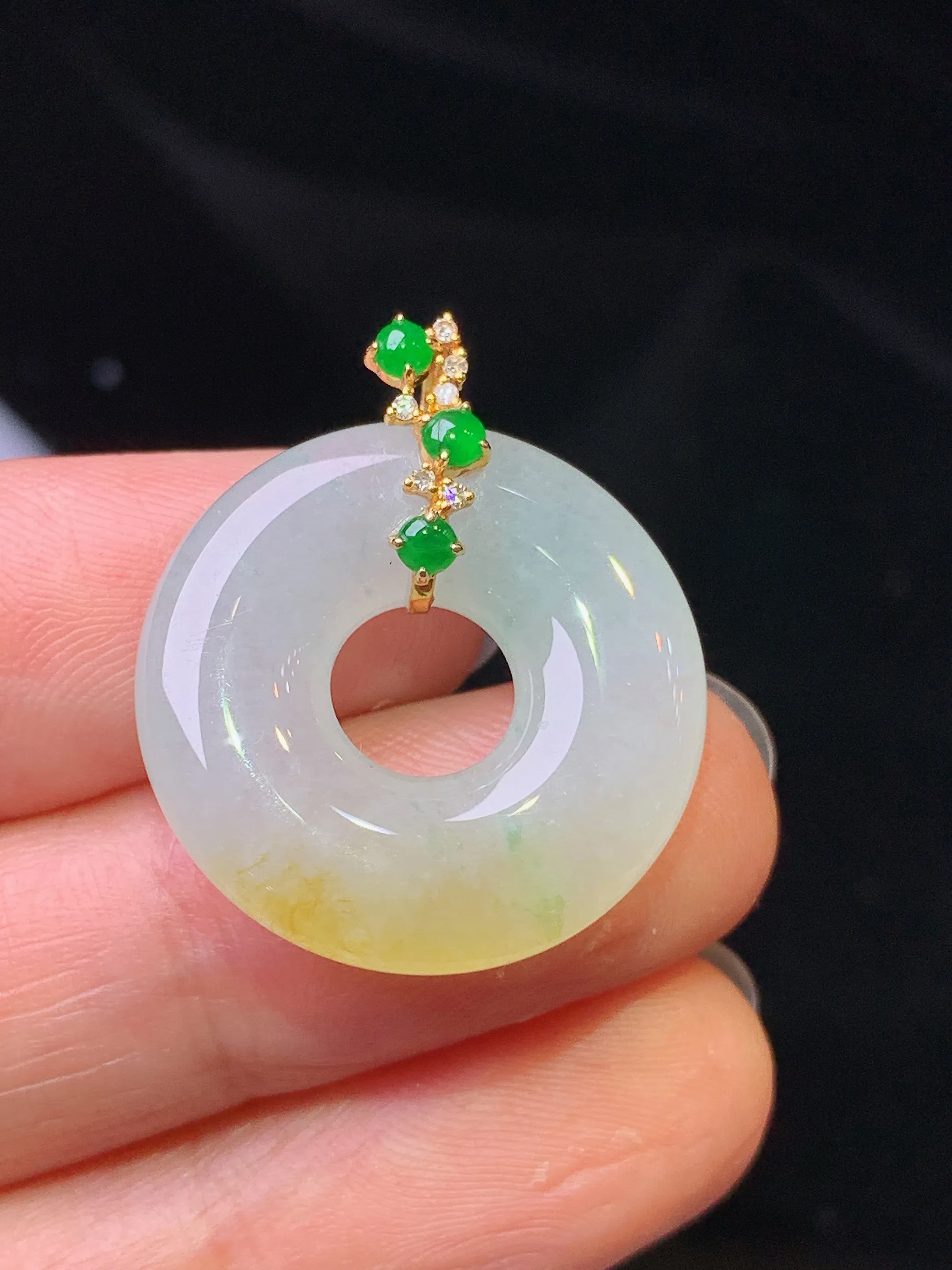 18k金钻镶嵌飘黄翡平安环吊坠 玉质细腻 色泽艳丽清新 整体尺寸26*22*5