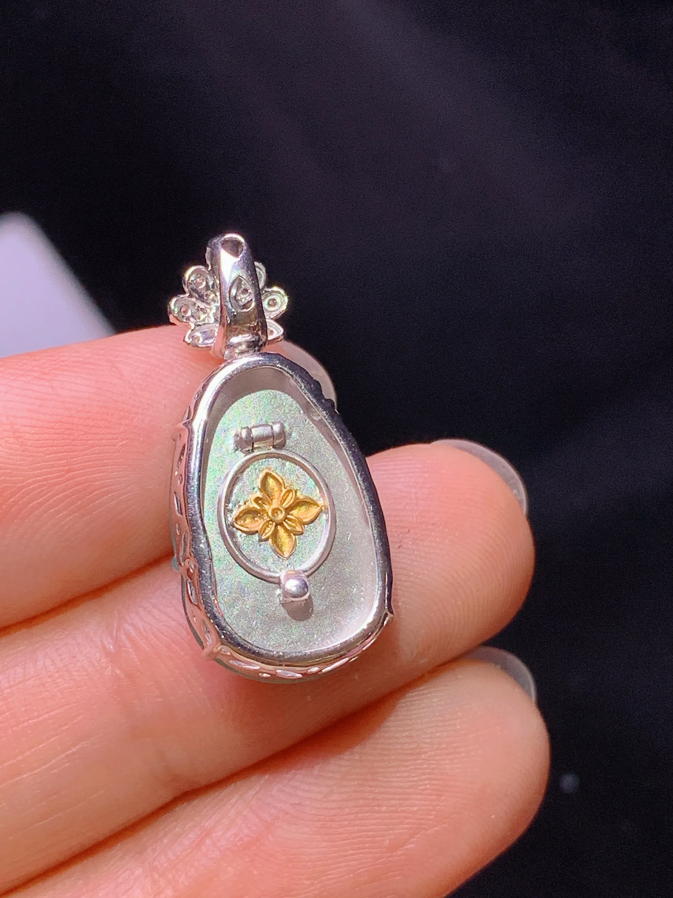 18k金钻镶嵌翠绿如意吊坠 玉质细腻 色泽艳丽清新 整体尺寸24.5*11.5*5.6