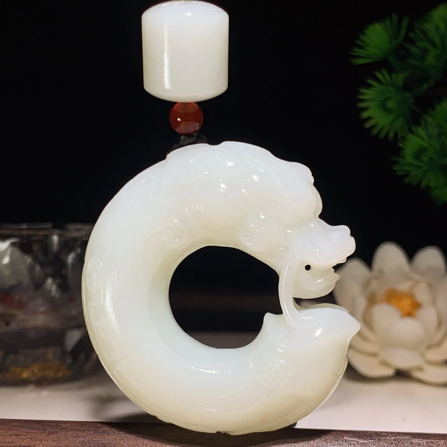 新疆和田玉白玉龙佑一方龙钩挂件 尺寸53/51/15重73.8克。玉质细腻油润。手推出油。佩戴高端典雅。lt260207