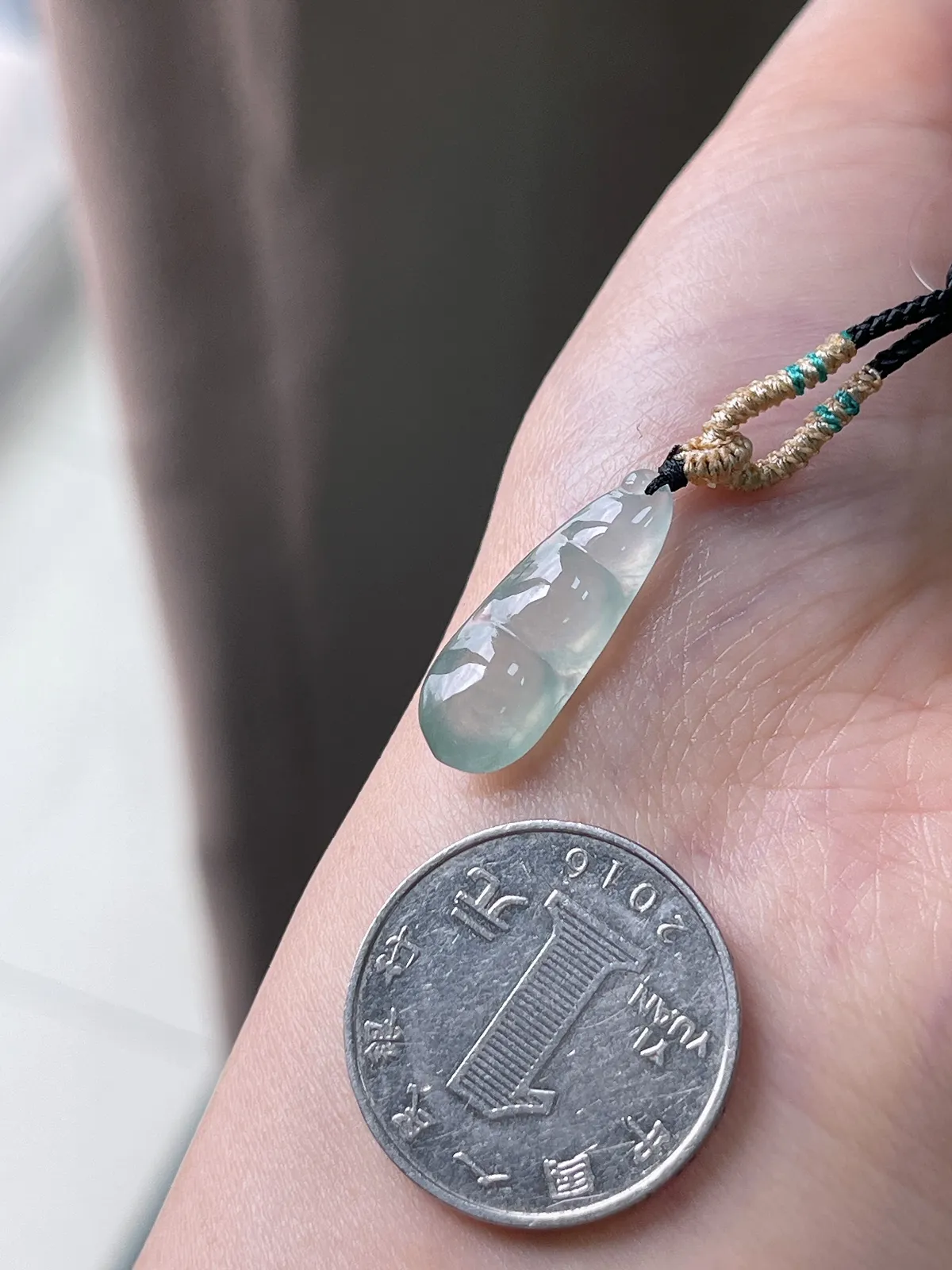 翡翠冰种淡绿色福豆吊坠