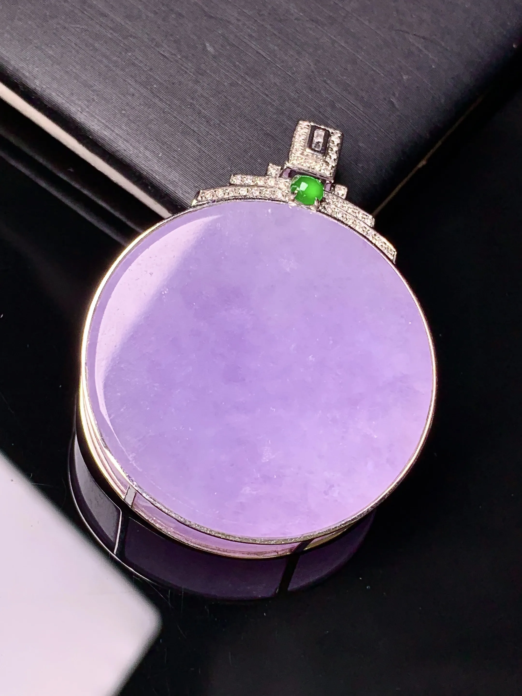 18k金钻镶嵌紫罗兰圆牌吊坠 玉质细腻 色泽艳丽清新 整体尺寸39.3*29.5*7.5