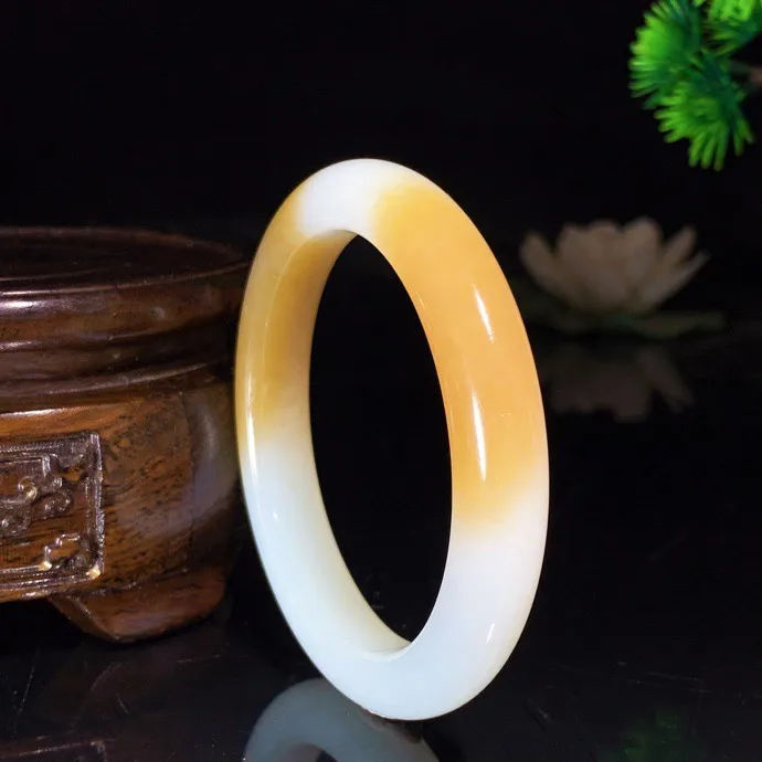 51圈口 新疆且末糖手镯。且末糖羊脂白玉手镯。圈口51条宽10厚9mm重39克，白度一级。玉质细腻油润 脂粉好，品质好！lt250611