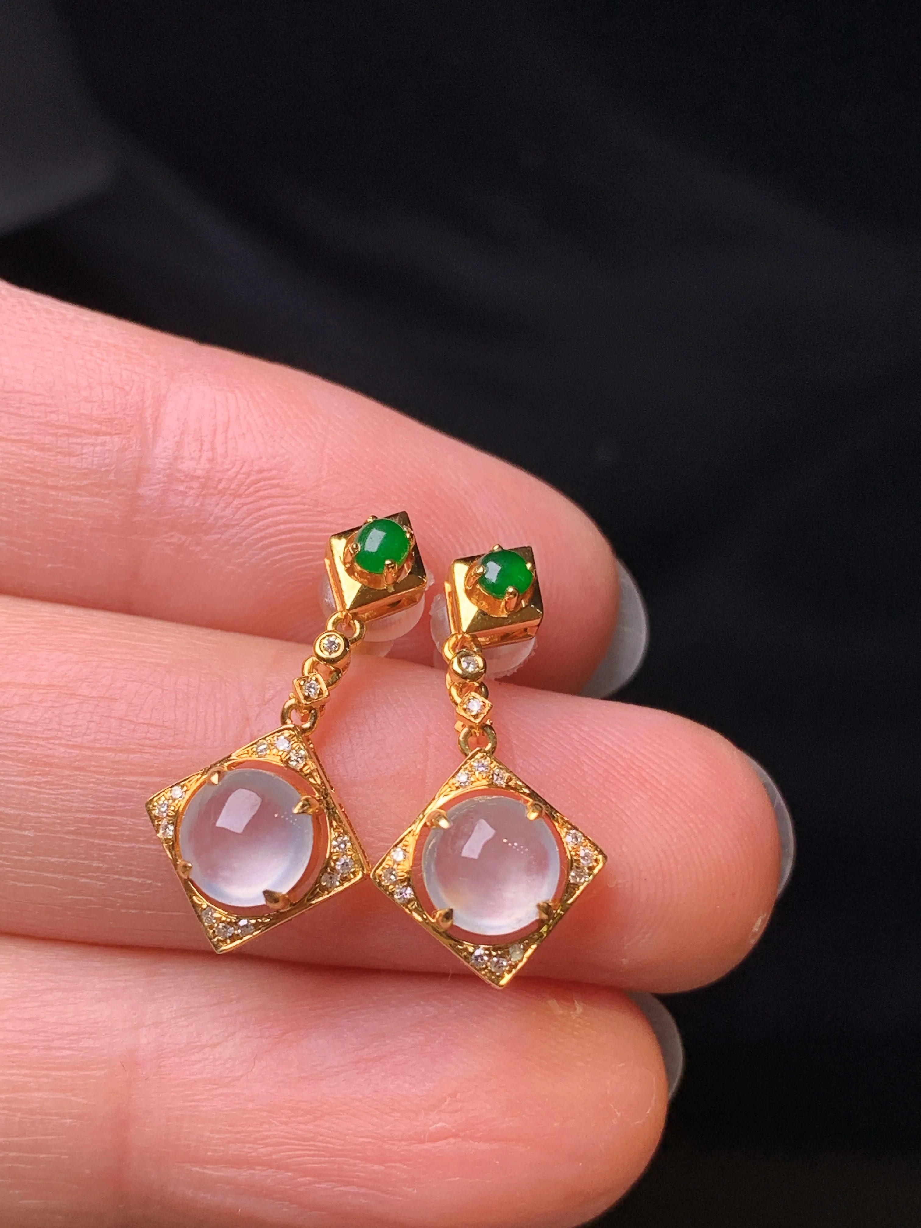 18k金钻镶嵌冰种蛋面耳坠 玉质细腻 色泽艳丽清新 整体尺寸21.5*10*5.6