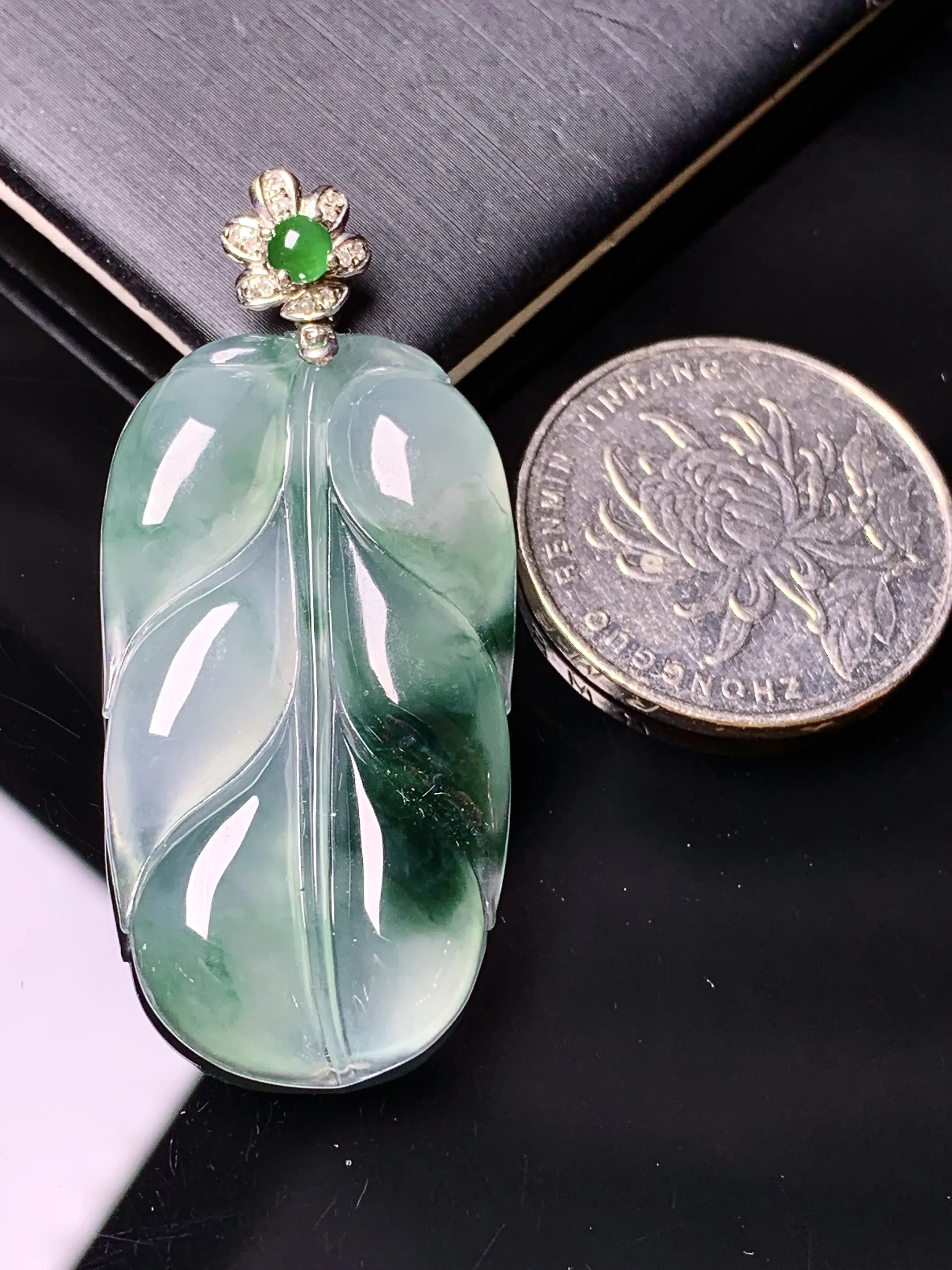18k金钻镶嵌冰种飘绿树叶吊坠 玉质细腻 色泽艳丽清新 整体尺寸48.2*21.5*4.8