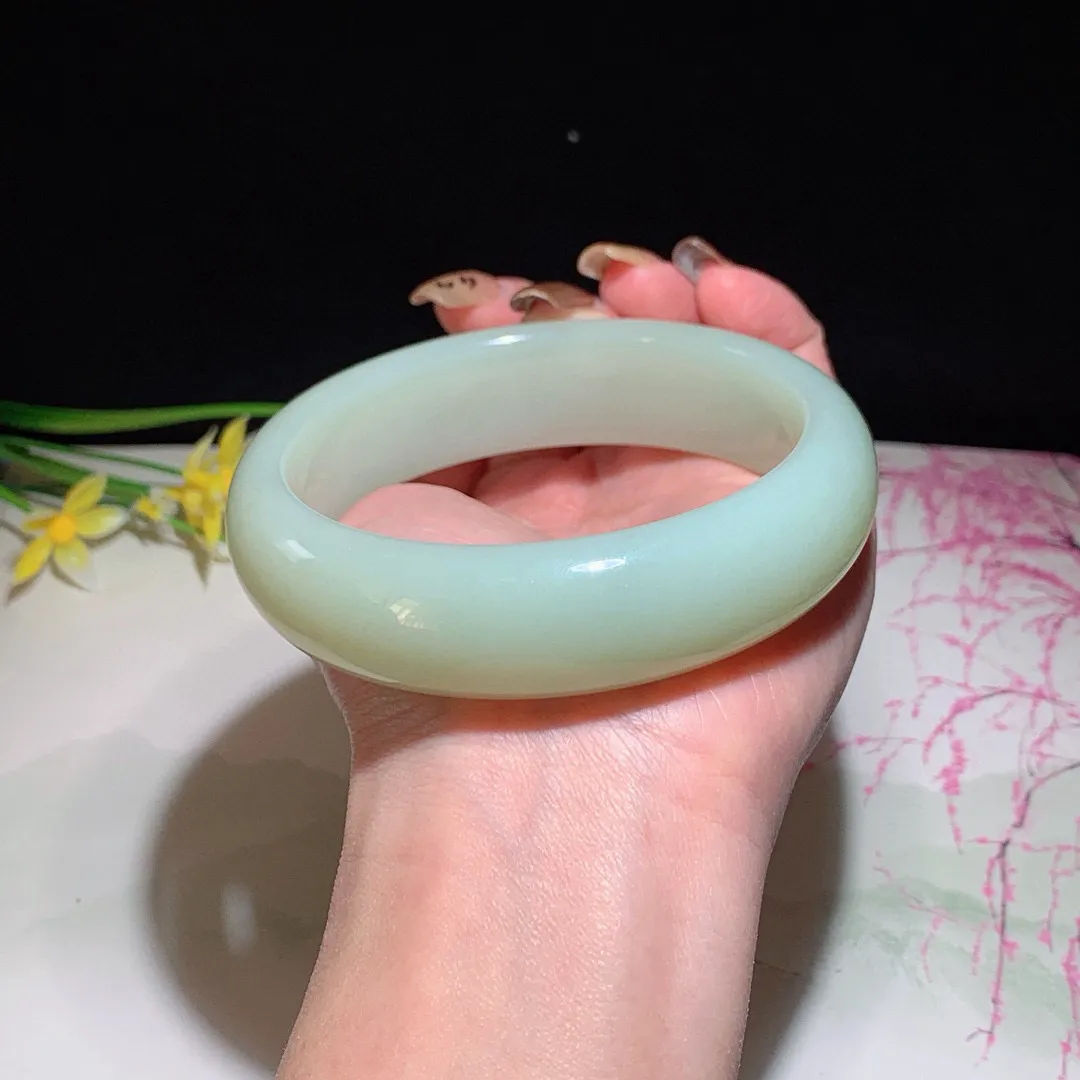 和田玉66圈口且末蓝手镯！玉质细腻油润 底色纯净 无裂无杂 脂粉好，品质高。