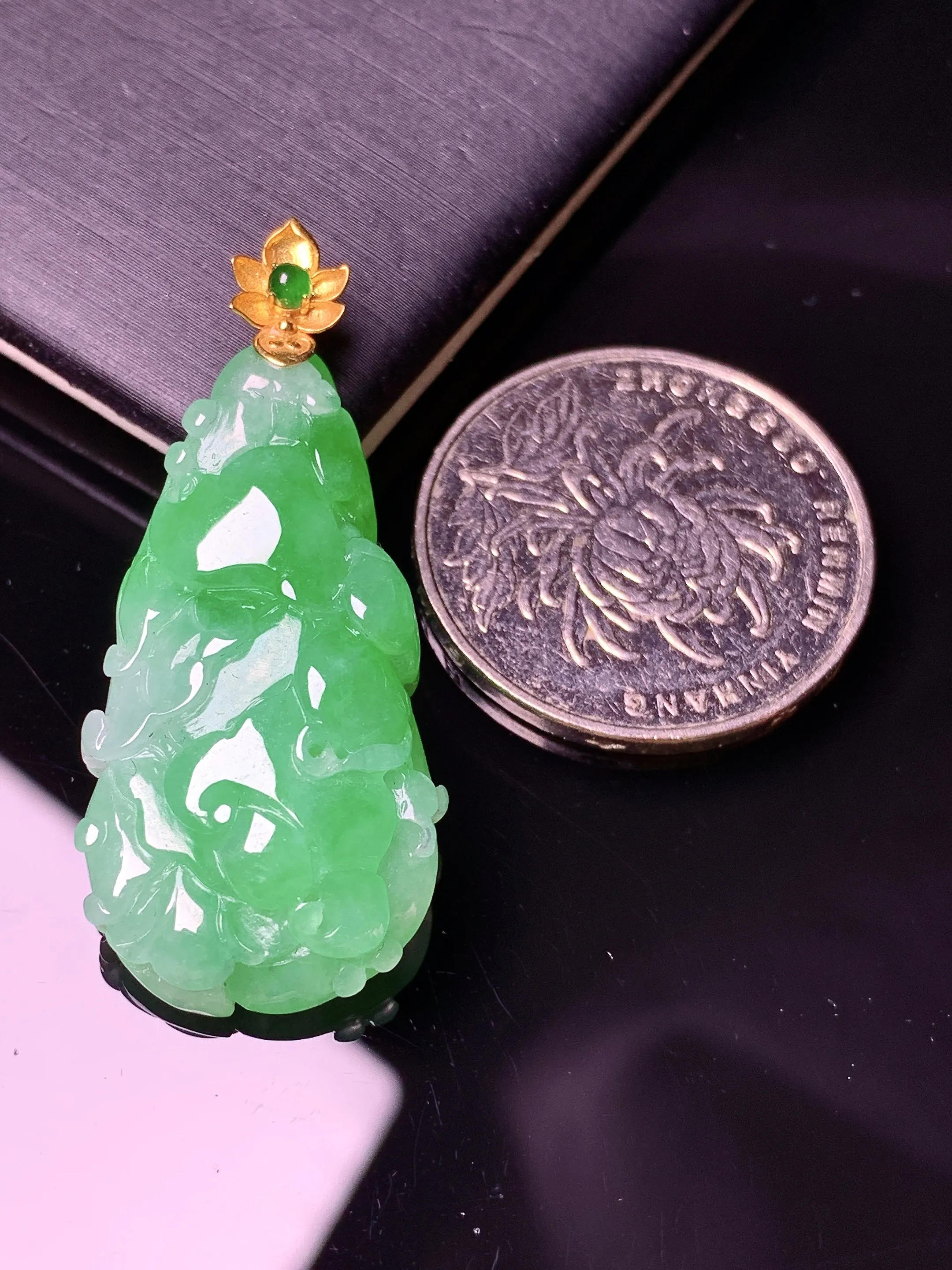 18k金镶嵌翠绿白菜吊坠 玉质细腻 色泽艳丽清新 整体尺寸40.3*18*8.8