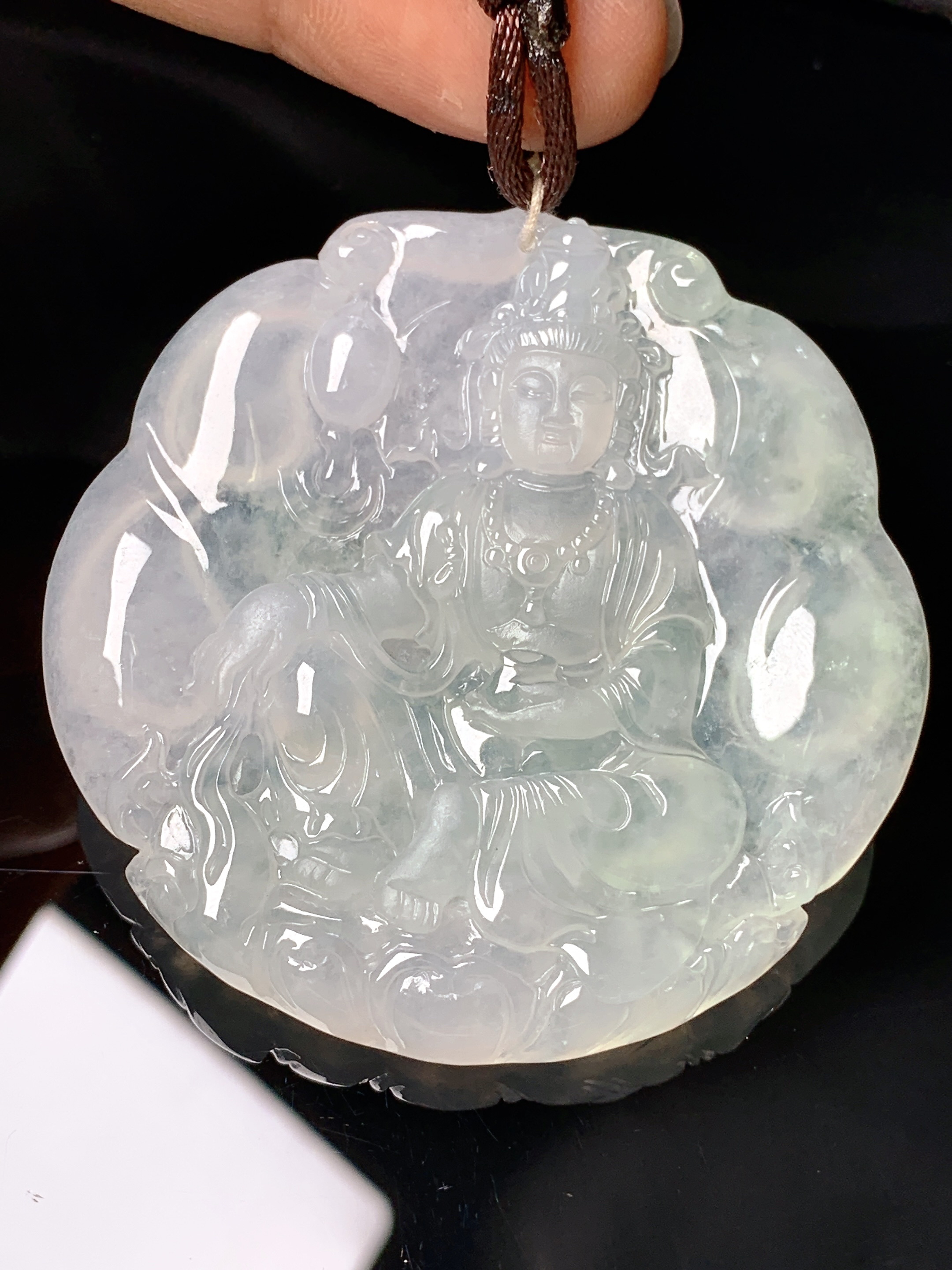 冰种观音菩萨吊坠 玉质细腻 色泽艳丽清新 整体尺寸52.8*52.2*6.2