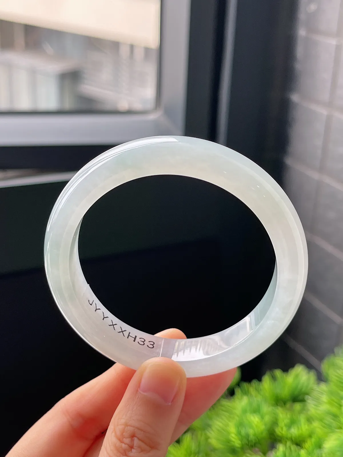 正圈56.4圈口，翡翠冰糯种淡绿色手镯