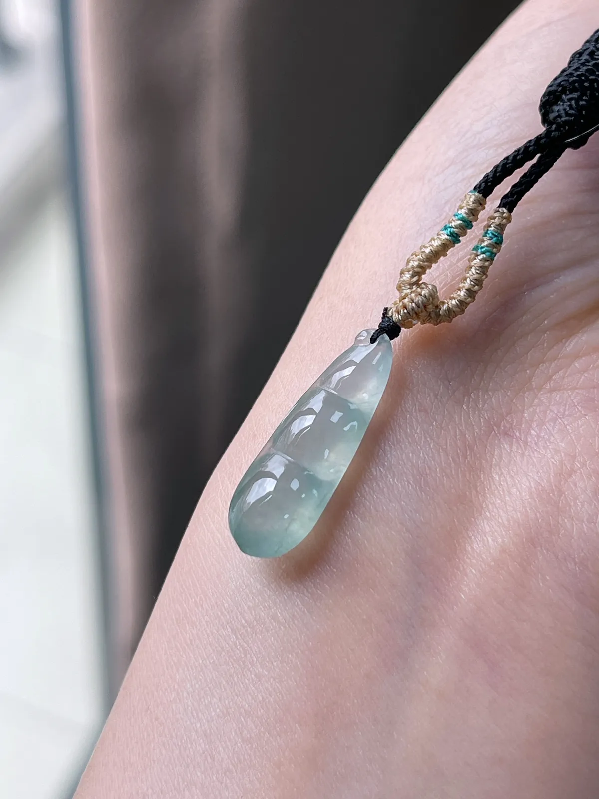 翡翠冰种淡绿色福豆吊坠