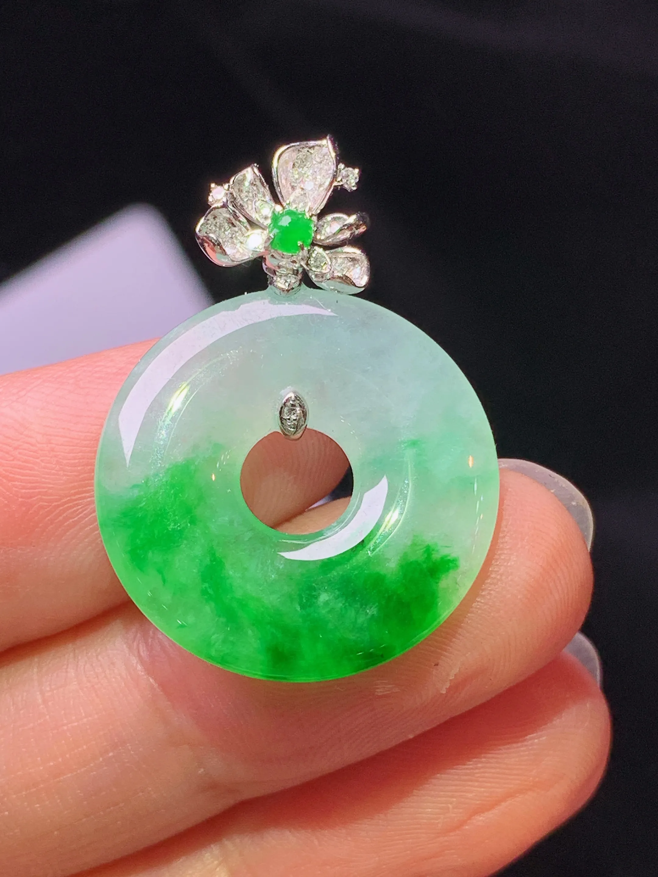 18k金钻镶嵌飘绿平安环吊坠 玉质细腻 色泽艳丽清新 整体尺寸30*21.5*3.8