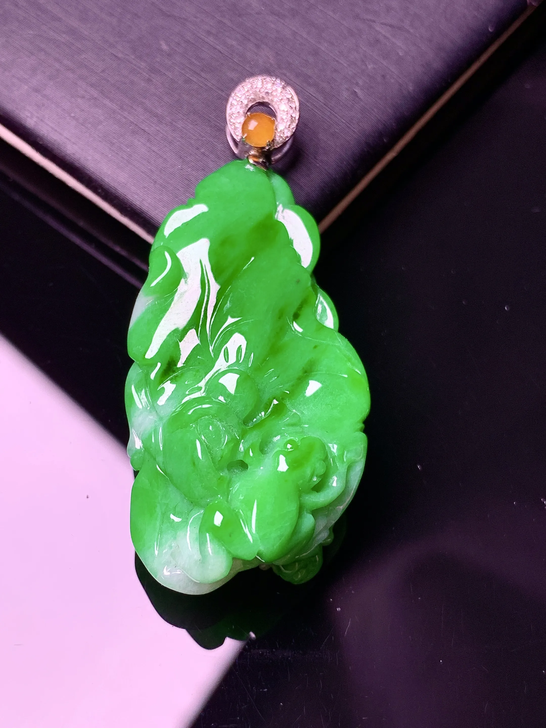 18k金钻镶嵌翠绿白菜吊坠 玉质细腻 色泽艳丽清新 整体尺寸45.7*19.5*12.5