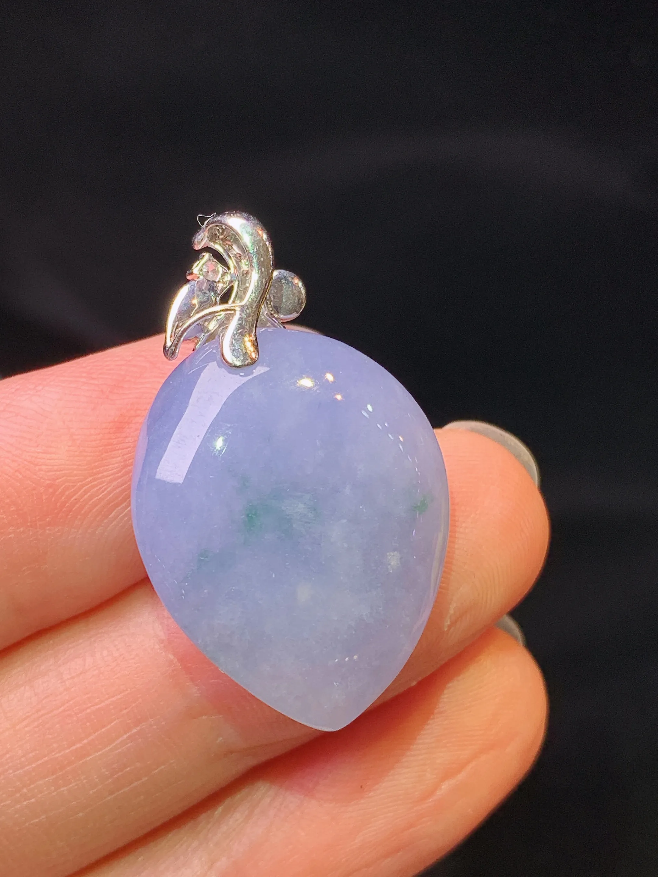 18k金钻镶嵌紫罗兰寿桃吊坠 玉质细腻 色泽艳丽清新 整体尺寸30.5*18.5*8.8