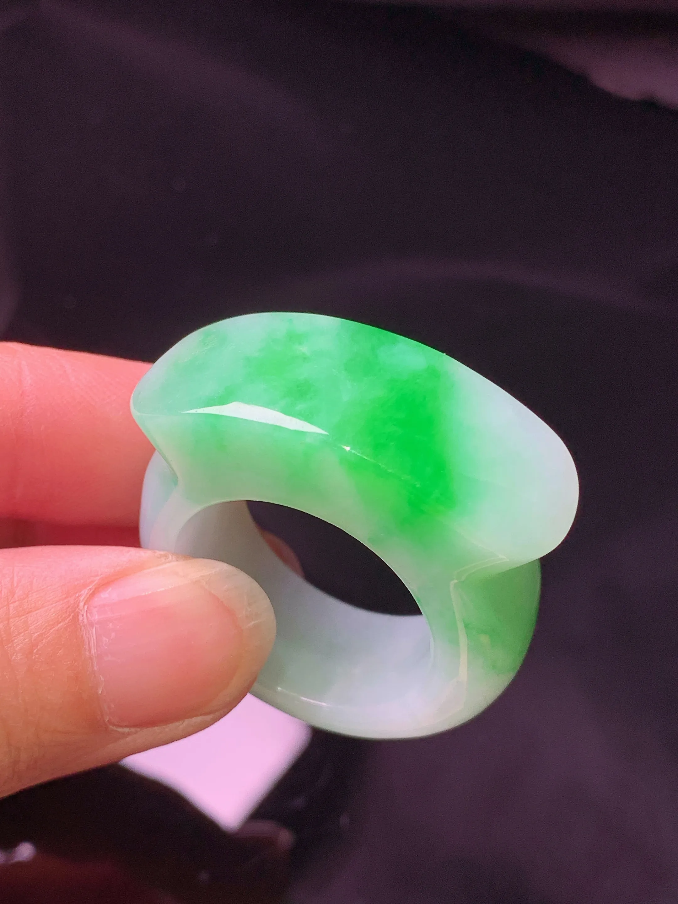 飘绿指环 玉质细腻 色泽艳丽清新 圈口25 整体尺寸34.8*33.6*8.5