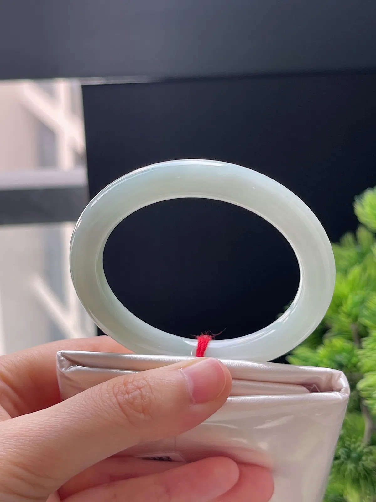 圆镯50圈口，翡翠糯化种淡绿色手镯