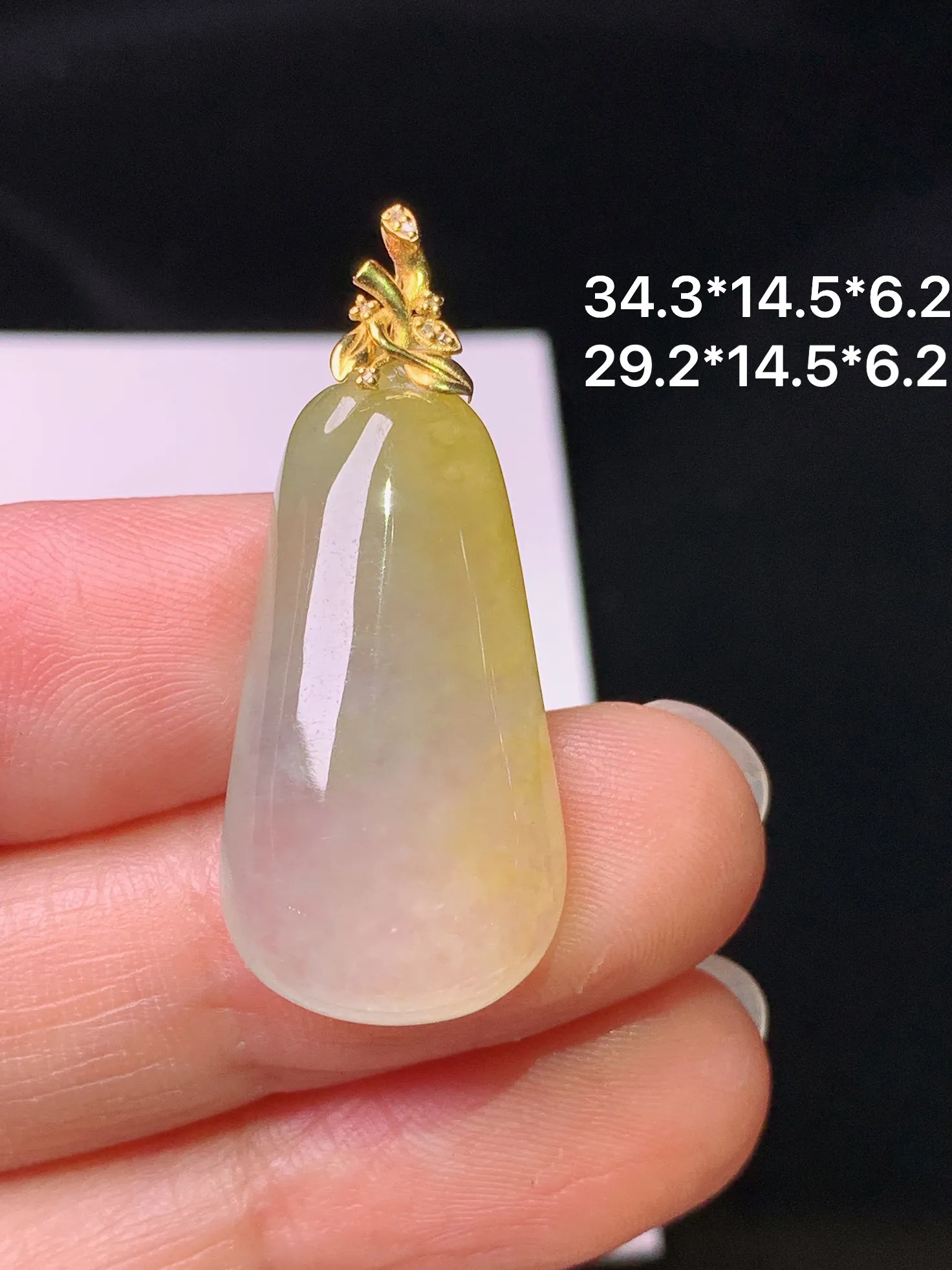 18k金钻镶嵌冰种飘黄翡福瓜吊坠 玉质细腻 色泽艳丽清新 整体尺寸34.3*14.5*6.2