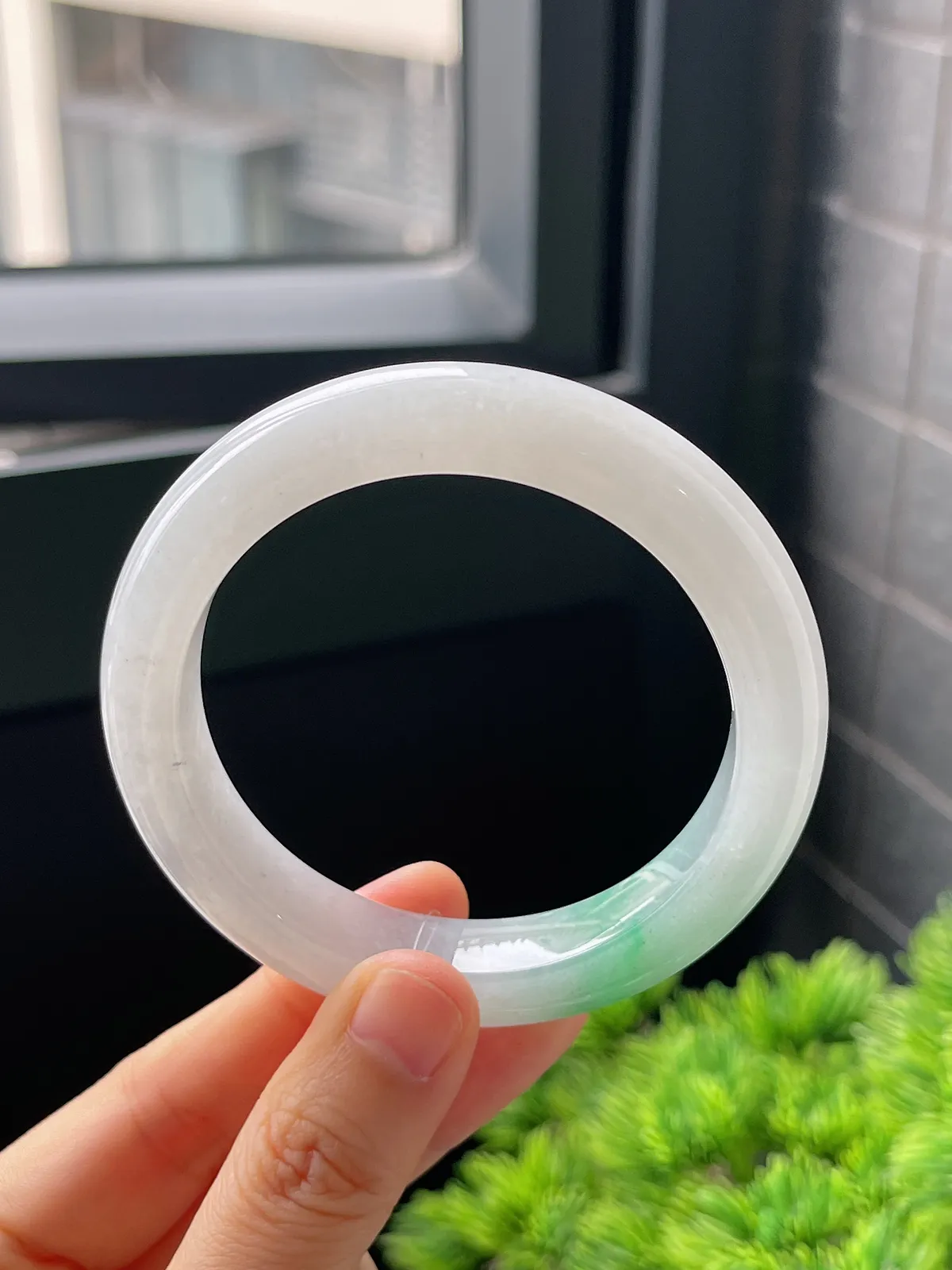 正圈55圈口，翡翠冰糯种飘绿手镯