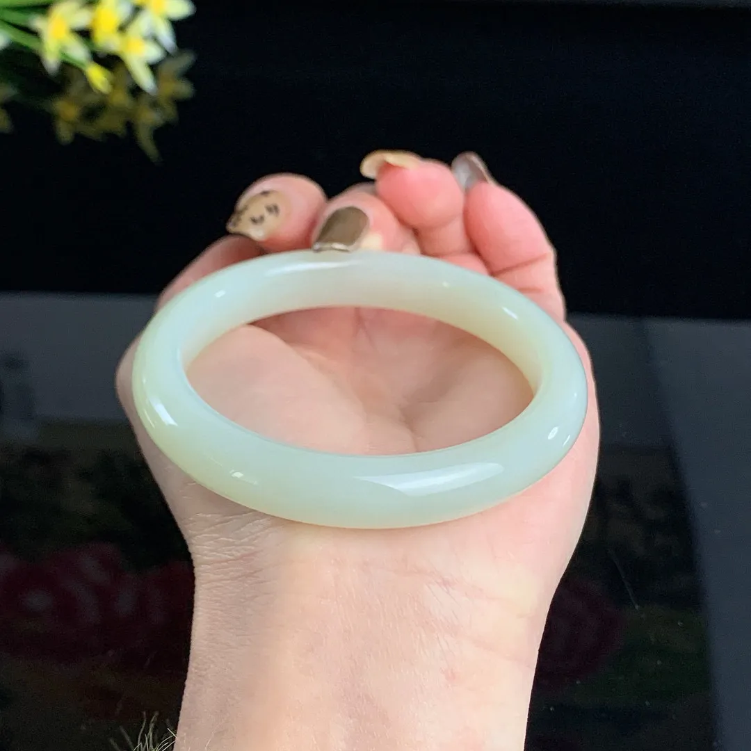 和田玉56.5圈晴水色手镯！清水色！玉质细腻油润 底色纯净  无裂无杂 脂粉好，品质高。