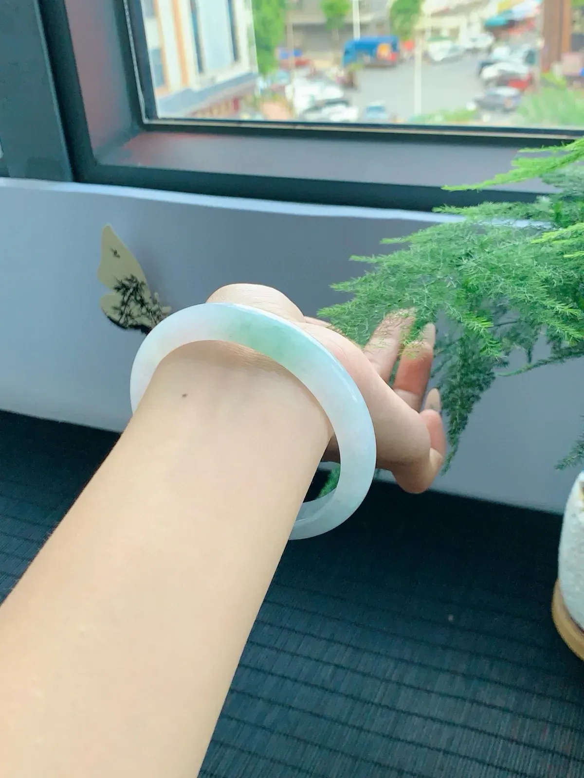 冰飘绿翡翠手镯，清泉般泌人心脾，丝丝绿润进心田，如清风徐来，令人心旷神怡，有种独一无二的诗意美
【尺寸】61-12-8mm