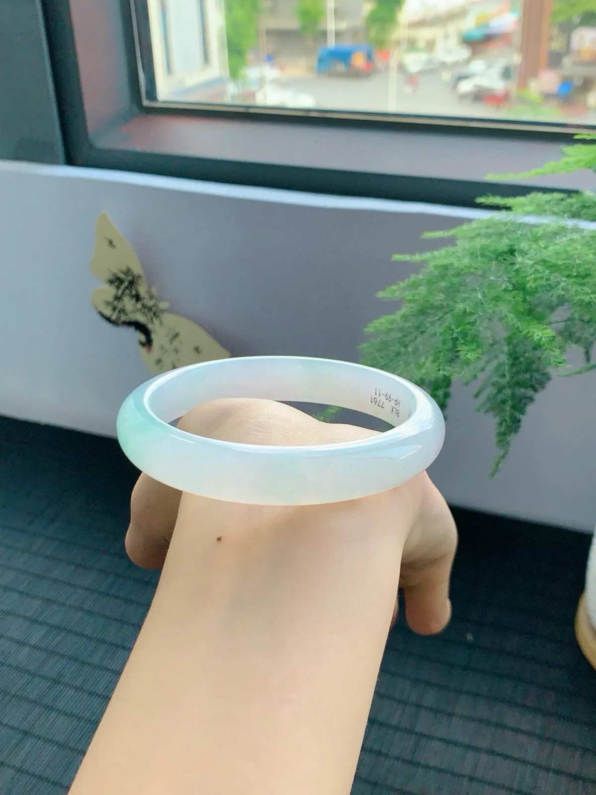 冰飘绿翡翠手镯，清泉般泌人心脾，丝丝绿润进心田，如清风徐来，令人心旷神怡，有种独一无二的诗意美
【尺寸】61-12-8mm