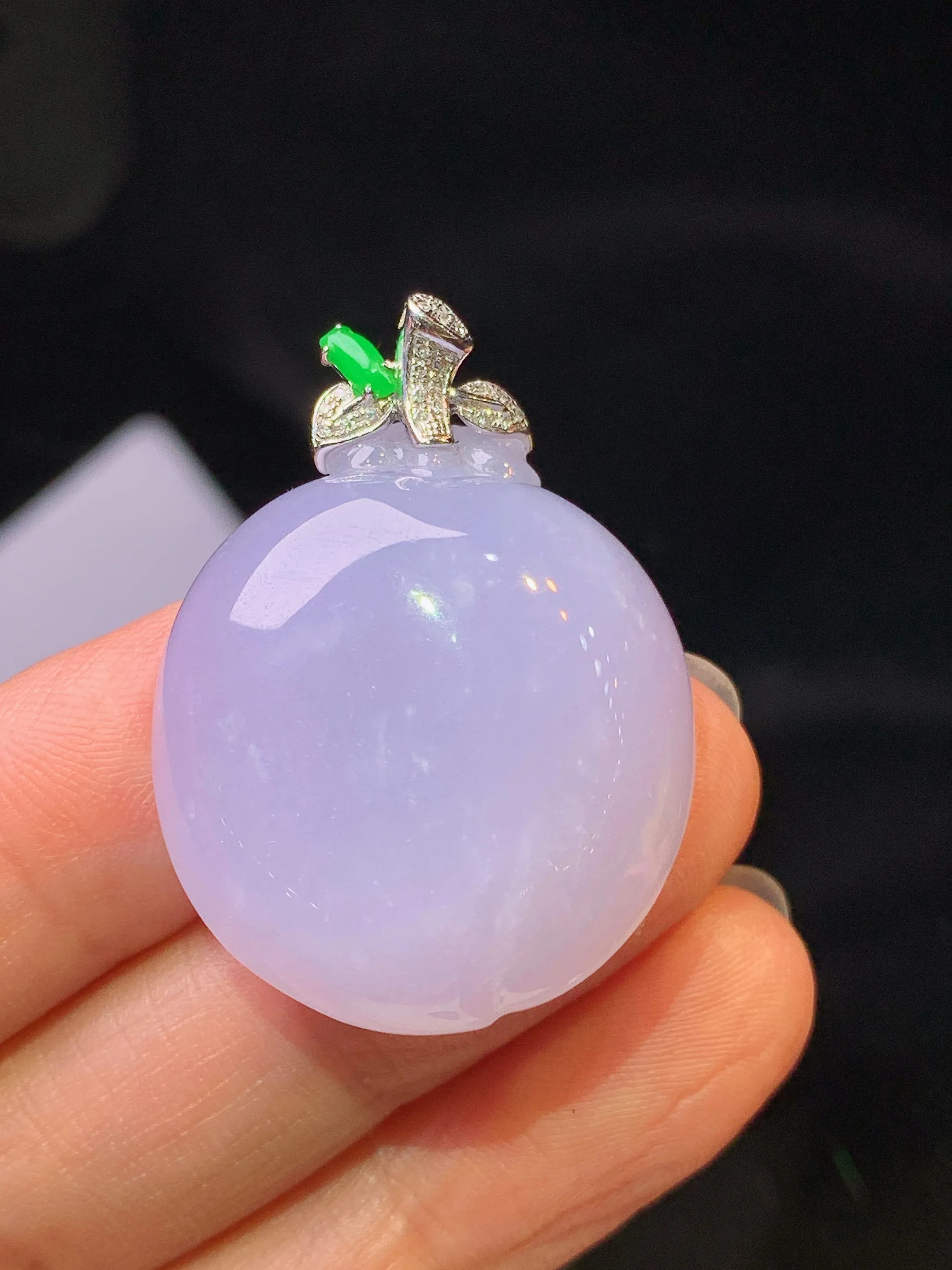 18k金钻镶嵌紫罗兰寿桃吊坠 玉质细腻 色泽艳丽清新 整体尺寸34.3*25.5*10.3